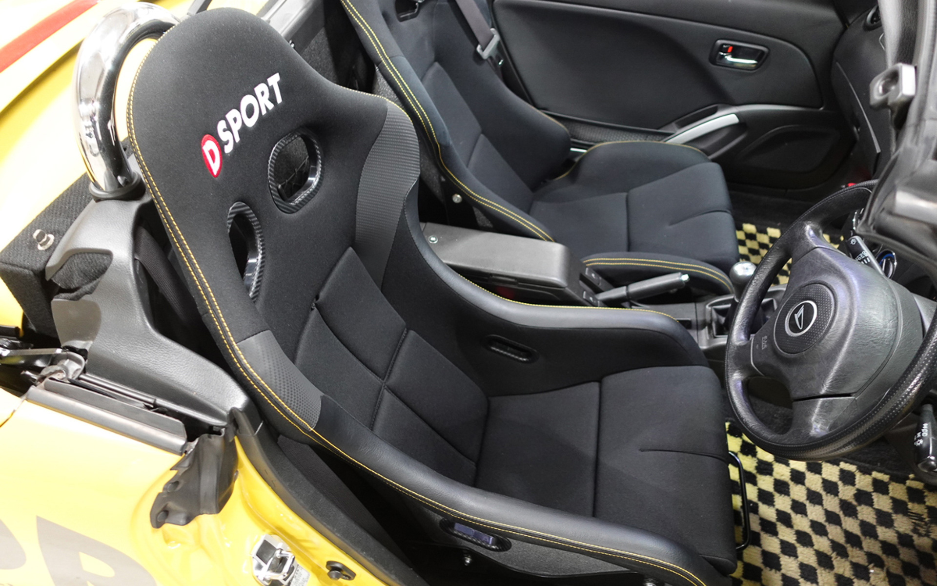 ダイハツ「コペン」用の「フルバケットシート」がリニューアル