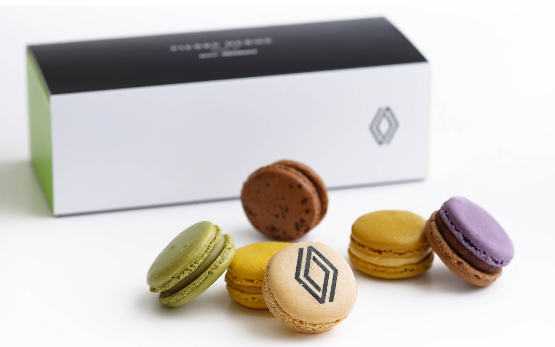 ルノーのロゴマークをあしらった特別なマカロン