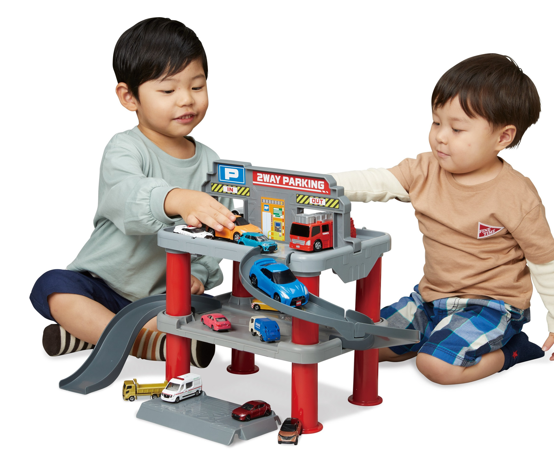 「2WAYでなが～くあそべる　はじめてトミカ　ちゅうしゃじょうセット」