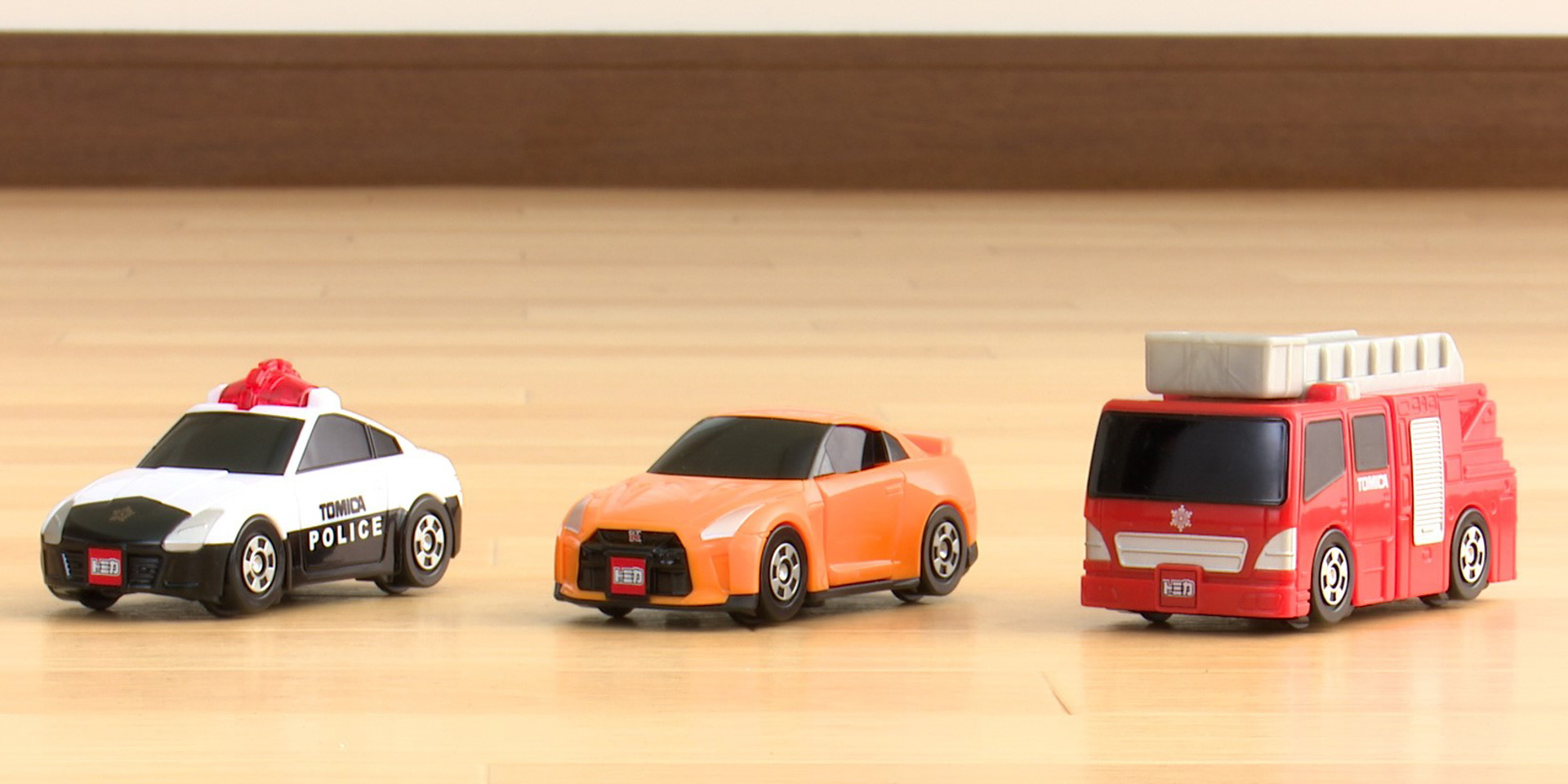 「パトロールカー」「日産 NISSAN GT-R」「消防車」