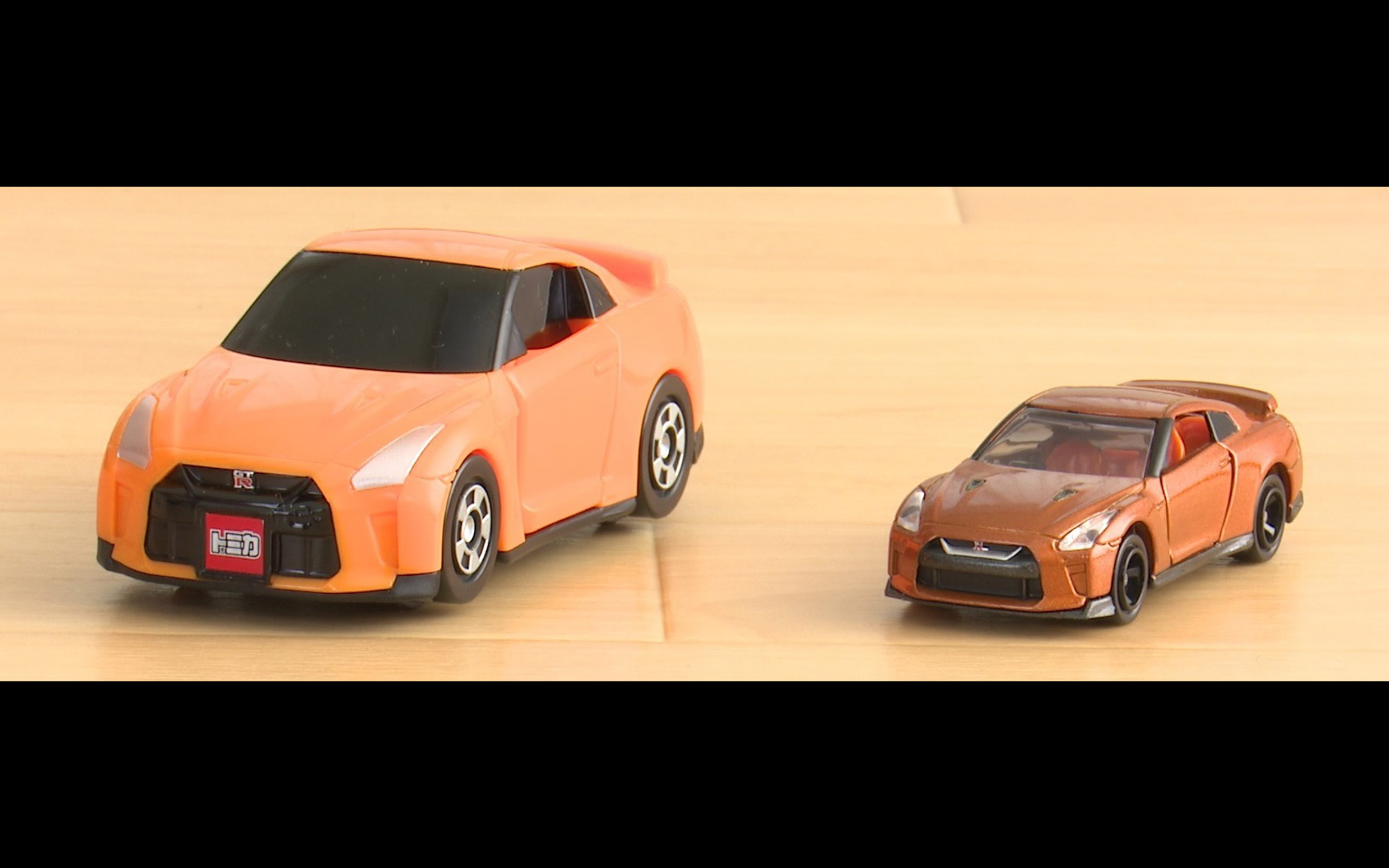 はじめてトミカ第1弾「はじめてトミカ 日産 NISSAN GT-R」（左）とトミカ（右）
