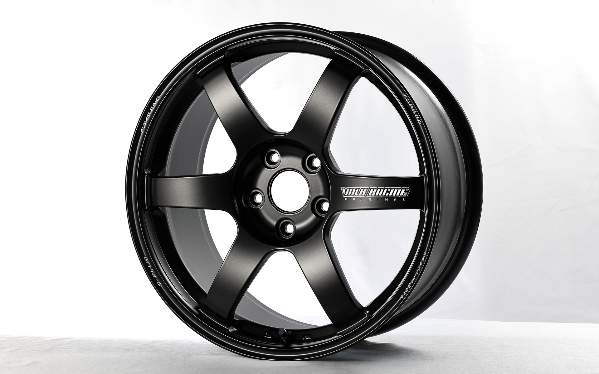 RAYS「VOLK RACING TE37 SAGA S-plus」クラフト50周年記念モデル