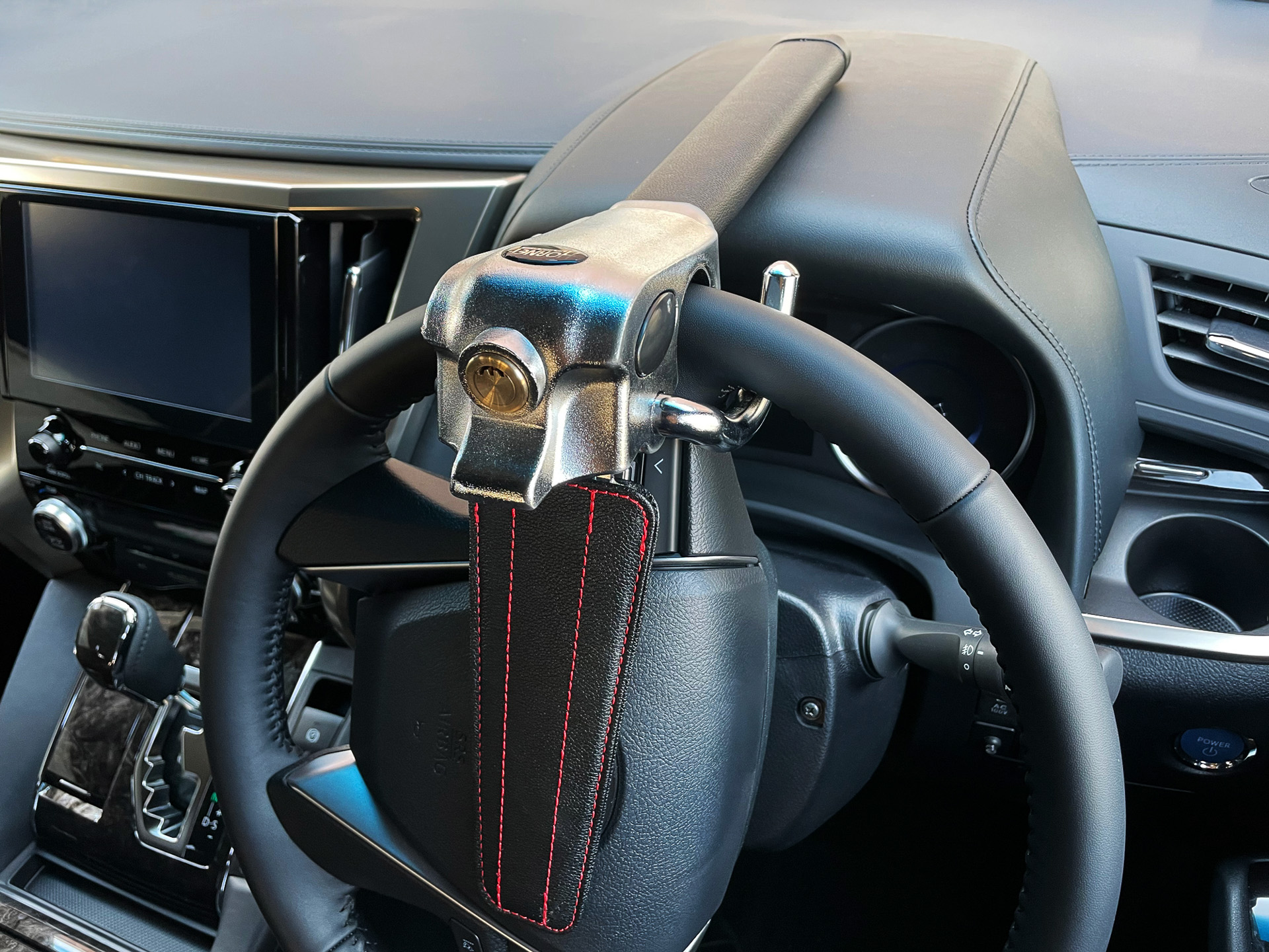 無理に取り外そうとしたりステアリグを回そうとするとクラクションが鳴る仕組み