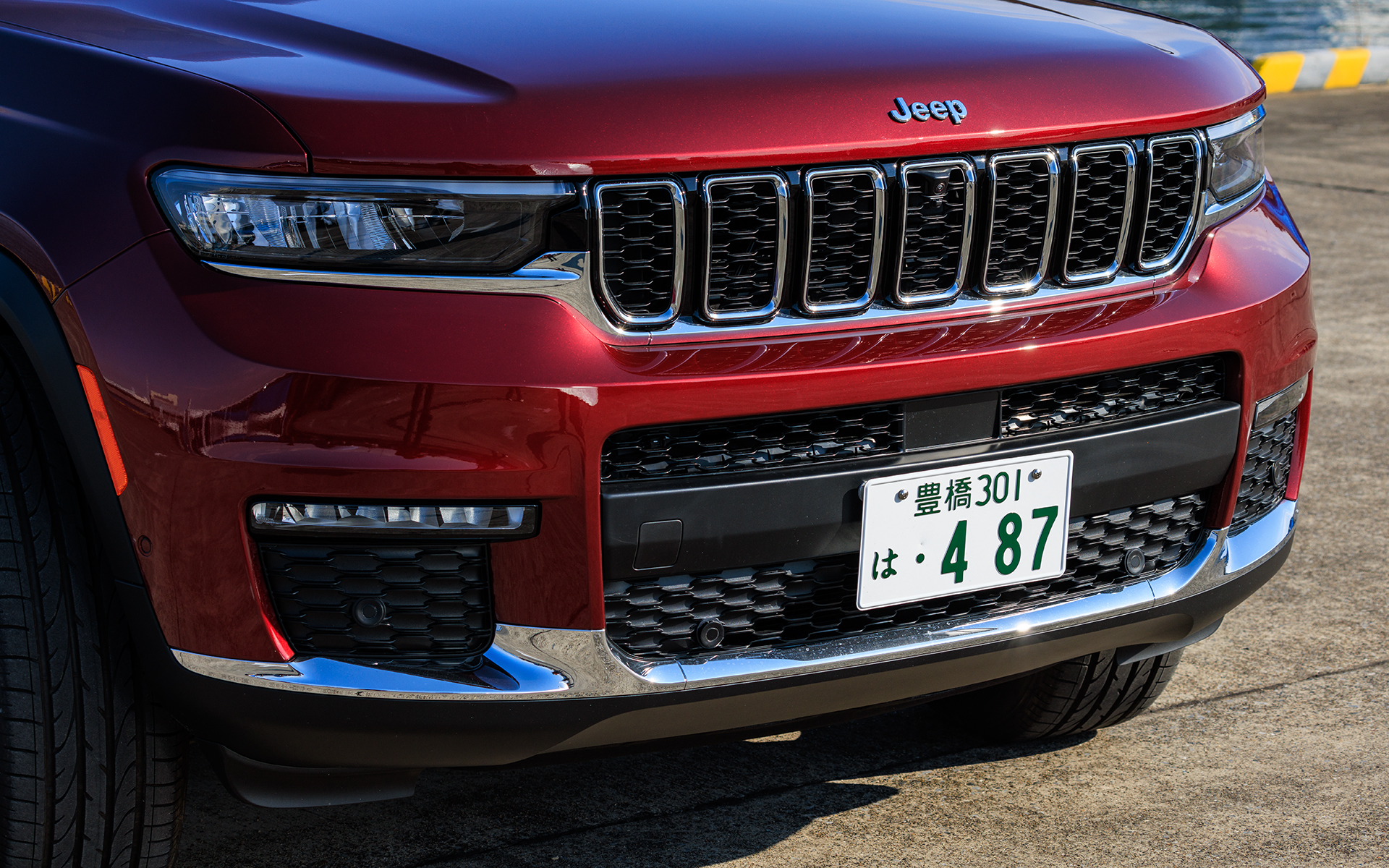 フロントバンパーやブラックグリル、ルーフレールなどにクロームアクセントを配すことで煌びやかな印象を付与。18インチホイールには265/60R18サイズのブリヂストン「DUELER H/P SPORT」を装着