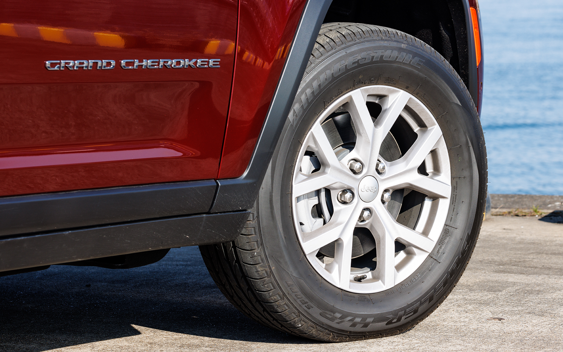 フロントバンパーやブラックグリル、ルーフレールなどにクロームアクセントを配すことで煌びやかな印象を付与。18インチホイールには265/60R18サイズのブリヂストン「DUELER H/P SPORT」を装着