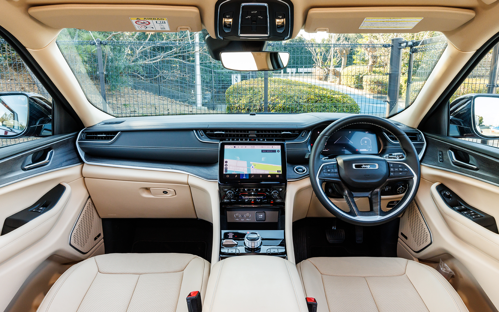 グランドチェロキーL リミテッドのインパネ。写真のインテリアカラー「ウィッカーベージュ/ブラック」はボディカラー「バルティックグレーメタリック C/C」「ヴェルヴェットレッド P/C」の専用色。インパネ中央には大画面で見やすい10.1インチタッチパネルモニターが配置される
