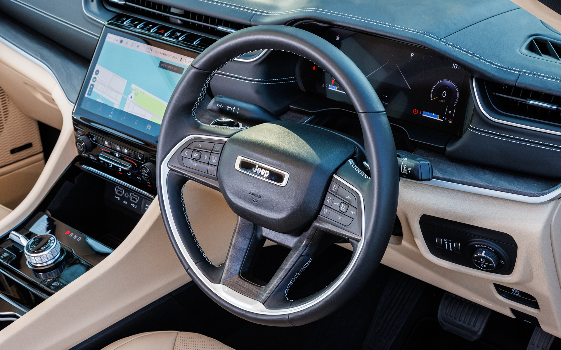 運転席まわり。フルカラー10.25インチマルチビューディスプレイは昼夜問わず視認性が高い。回転式のシフトコントローラーとなるロータリーシフトはジープ初装備。路面状況に応じて車両設定を切り替えられる「セレクテインシステム」は「ROCK」「SAND/MAD」「SNOW」「AUTO」「SPORT」の5モードを用意