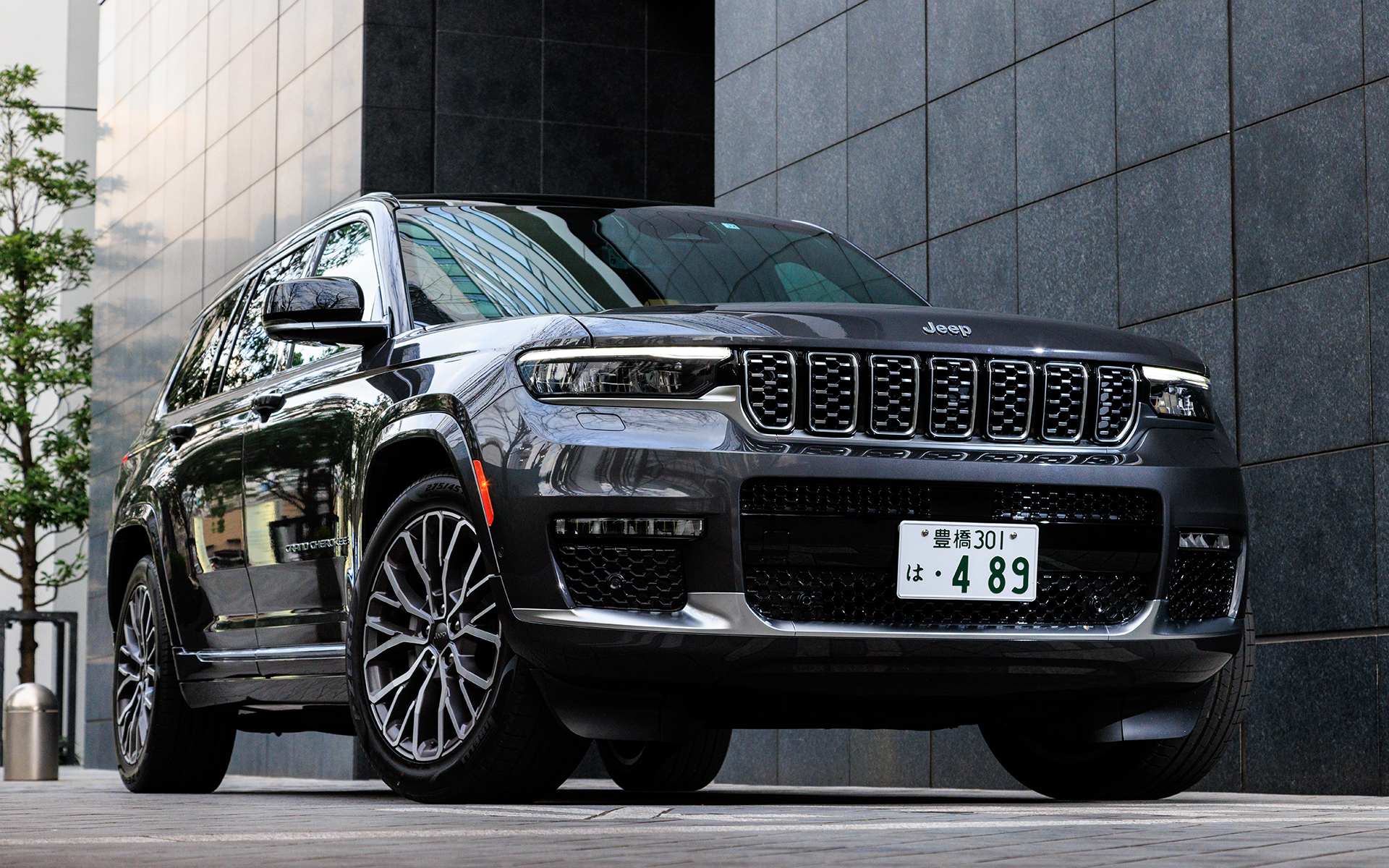 グランドチェロキーL サミットリザーブ（999万円）。ボディサイズは5200×1900×1895mm（全長×全幅×全高）、ホイールベースはリミテッドと同じ3090mm