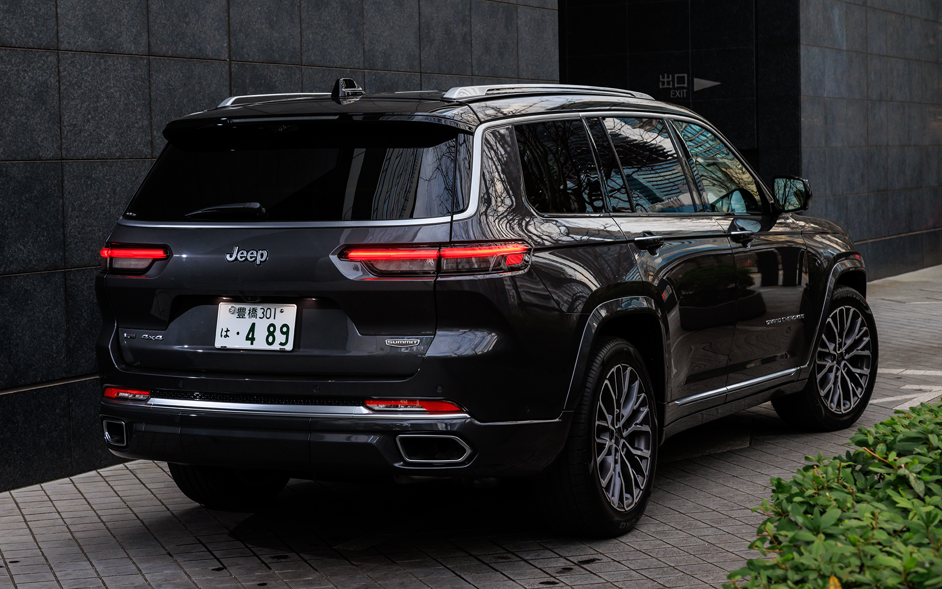 グランドチェロキーL サミットリザーブ（999万円）。ボディサイズは5200×1900×1895mm（全長×全幅×全高）、ホイールベースはリミテッドと同じ3090mm