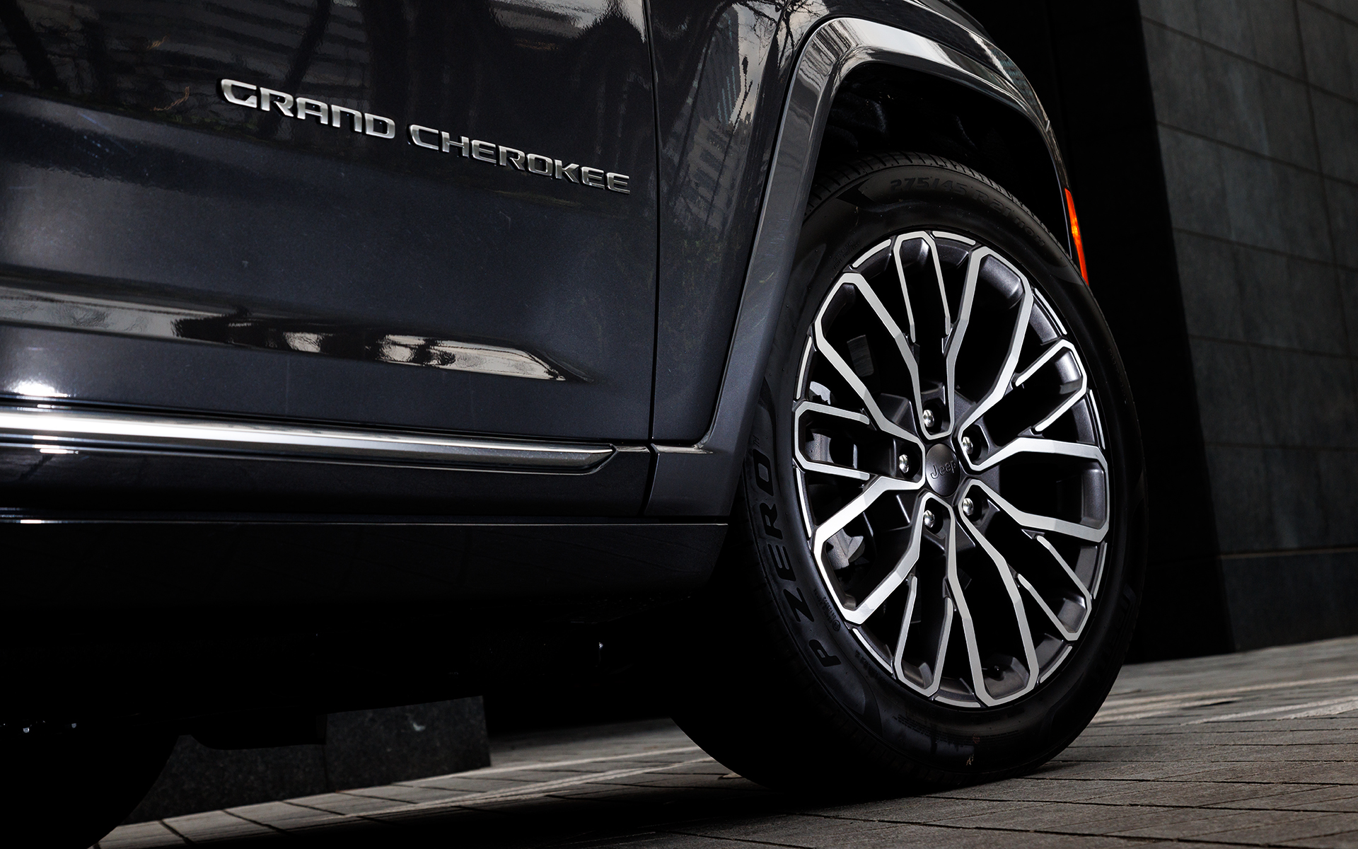 サミットリザーブでは、フロントまわりなどの加飾がファインシルバーとなり、ぐっと引き締まった印象に。21インチの大径アルミホイールには275/45R21サイズのピレリ「P ZERO」を装着