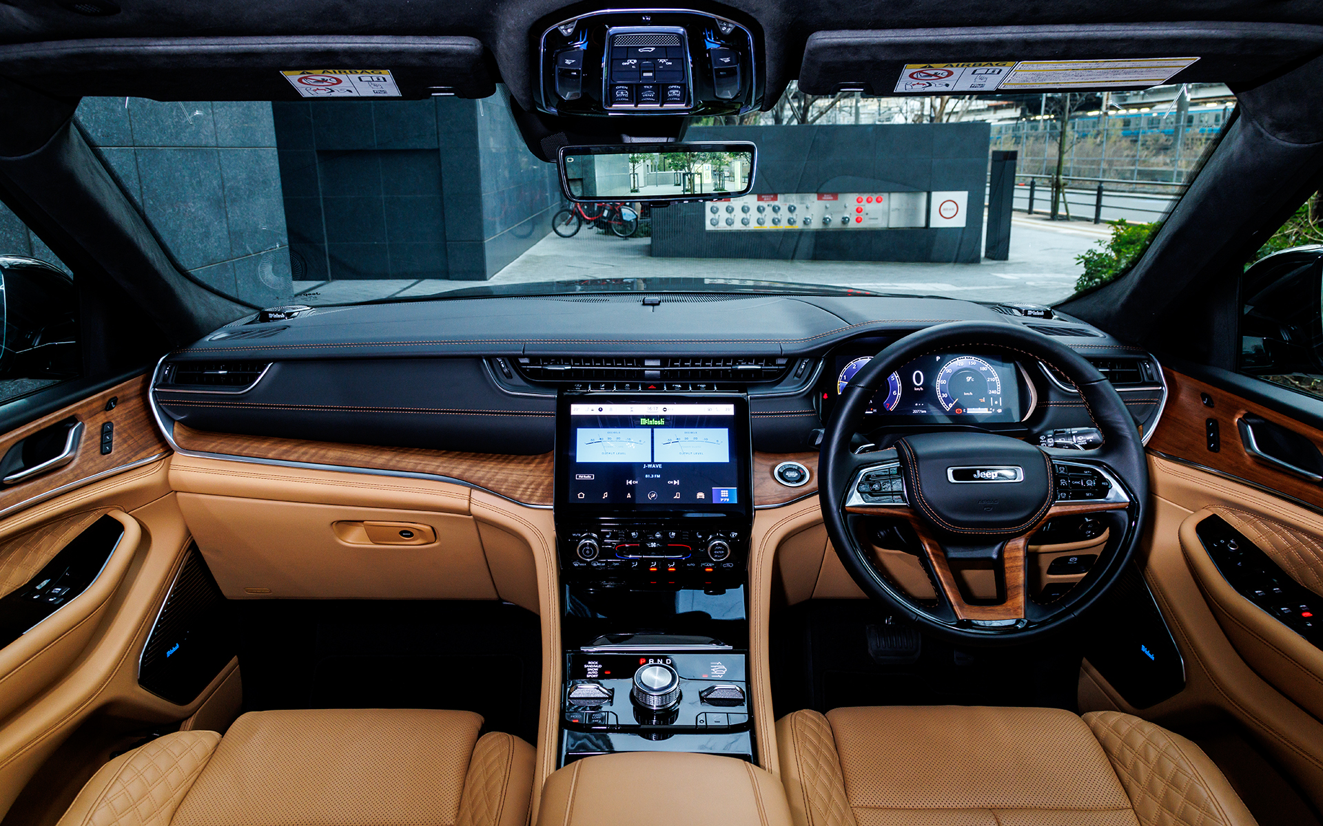 サミットリザーブのインパネ。落ち着いた印象でありながら華やかさも備える「テュペロブラウン/ブラック」のインテリアカラーは、ボディカラー「バルティックグレーメタリック C/C」の専用色