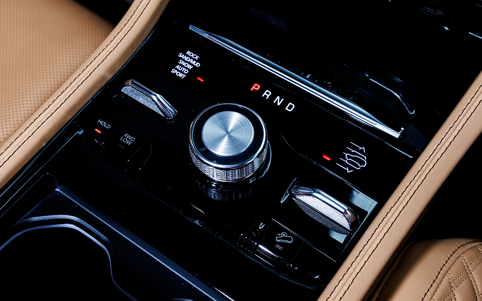 ロータリーシフトなどの加飾もぐっと華やかなものとなり、スピーカー18基、サブウーハー1基を備えるマッキントッシュ製プレミアムサウンドシステムが装着される。