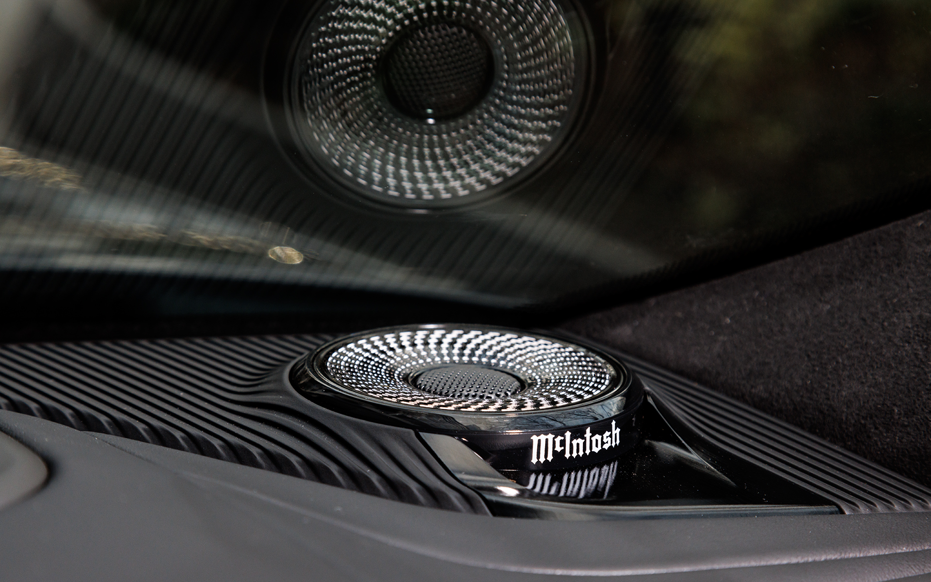 ロータリーシフトなどの加飾もぐっと華やかなものとなり、スピーカー18基、サブウーハー1基を備えるマッキントッシュ製プレミアムサウンドシステムが装着される。