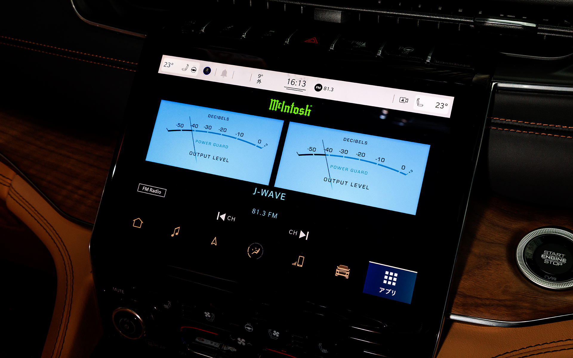 ロータリーシフトなどの加飾もぐっと華やかなものとなり、スピーカー18基、サブウーハー1基を備えるマッキントッシュ製プレミアムサウンドシステムが装着される。