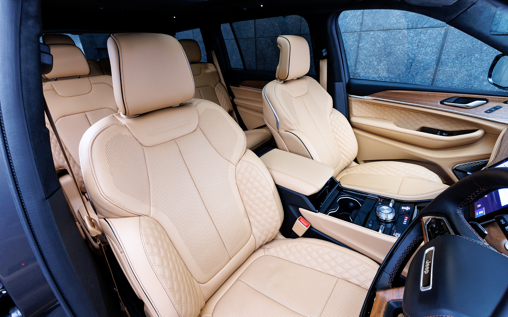 シートはバレルモレザー表皮を採用。2列目がキャプテンタイプとなる6人乗り仕様。広いガラス面のパノラミックサンルーフはサミットリザーブ専用装備