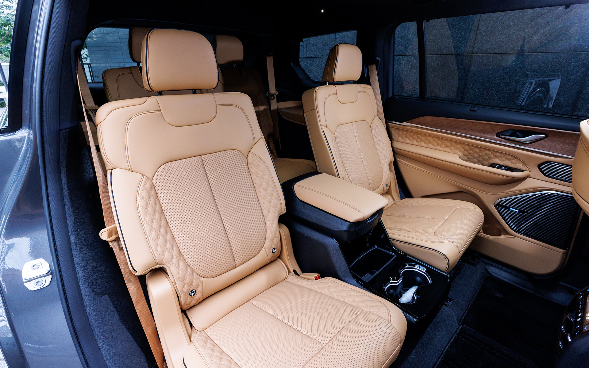 シートはバレルモレザー表皮を採用。2列目がキャプテンタイプとなる6人乗り仕様。広いガラス面のパノラミックサンルーフはサミットリザーブ専用装備