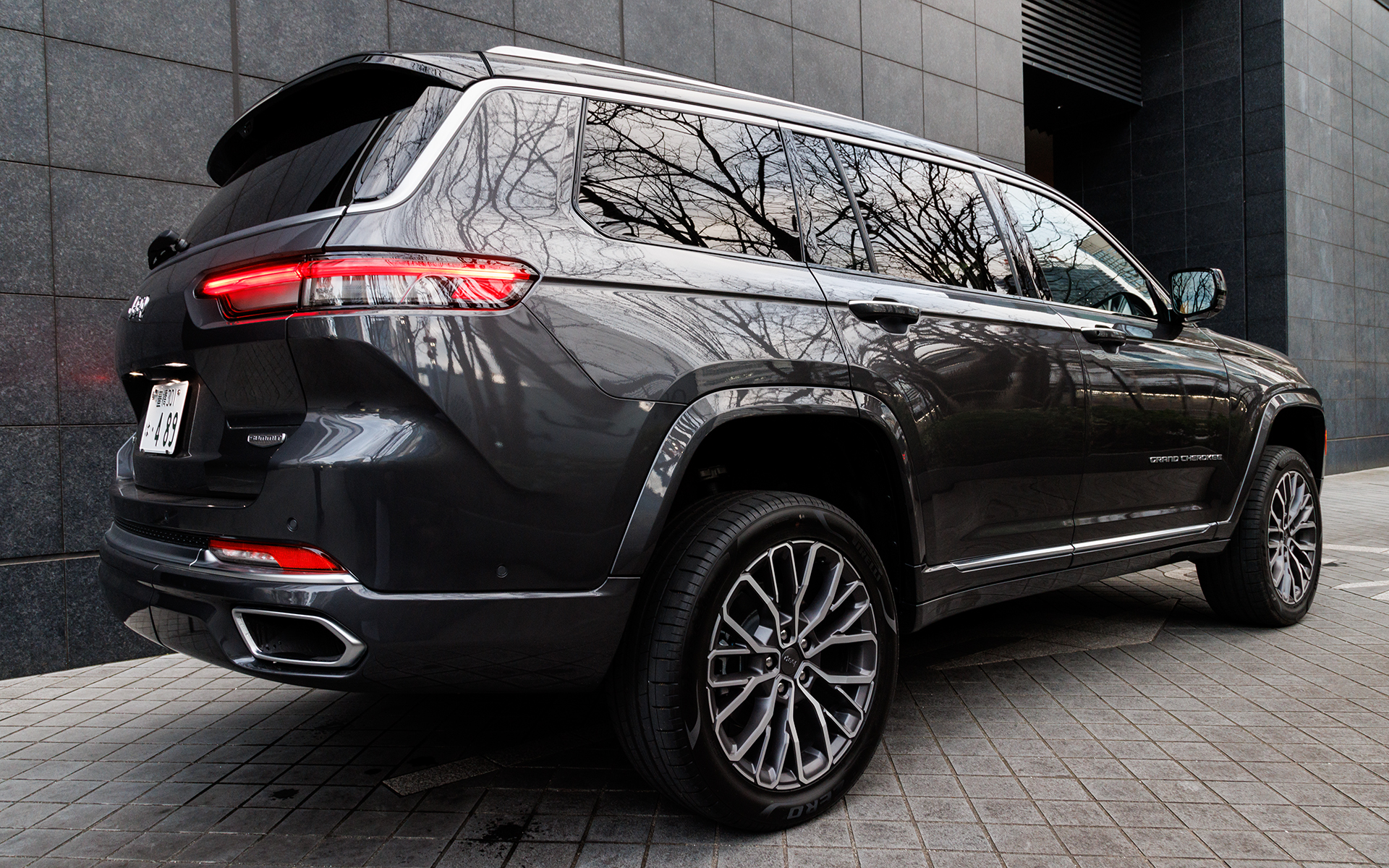 最も低い「パーク」の状態（左）と、最も高いオフロード2の状態（右）