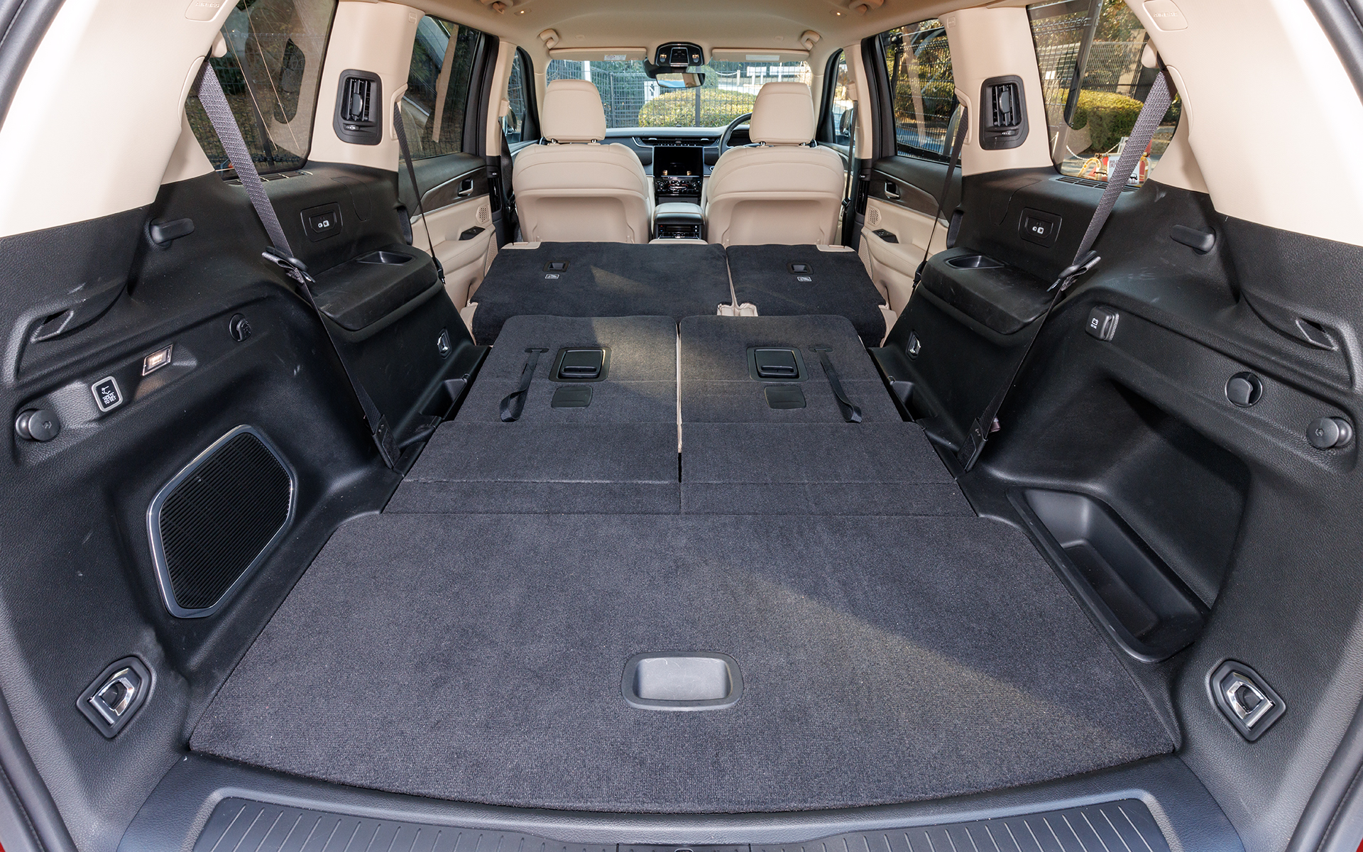 ラゲッジは3列目シートを立てた状態でも広い荷室を確保。2列目まで倒すと、簡易マットレスなどを用意すれば快適な車中泊ができそうな空間が広がる