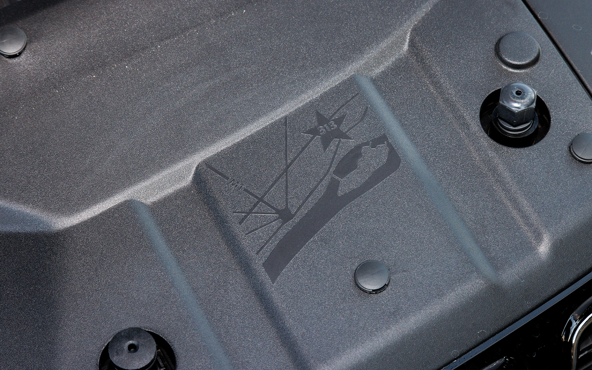 ジープの“イースターエッグ”としておなじみ「ウィリス」のシルエットのほか、なにやら地図のようなイラストを発見。これは、デトロイトにある工場の位置を示しているのだとか。ほかにも隠されているようなので、ぜひ探してみてほしい