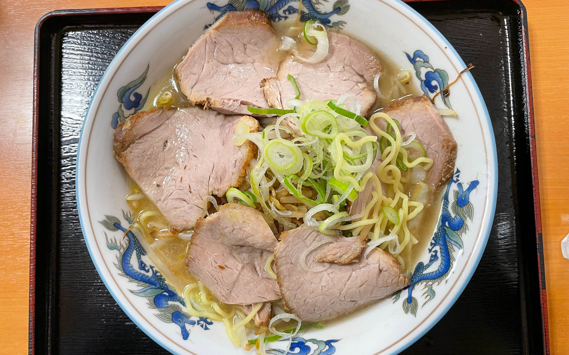 旭川といえばラーメン。その1つ、天金ラーメンでした。麺もスープもおいしかったけどチャーシューが厚くて感動です