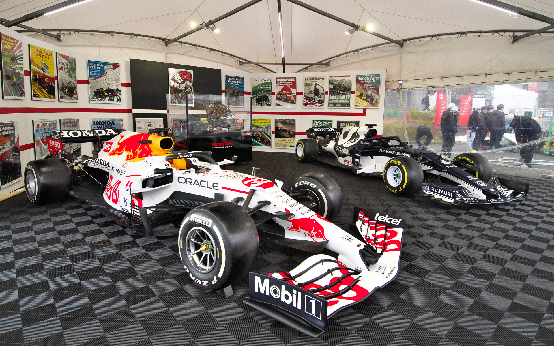 レッドブル・ホンダ RB16B（手前）と、アルファタウリ・ホンダ AT02（奥） RB16Bは「ありがとう」と描かれたスペシャルカラー仕様