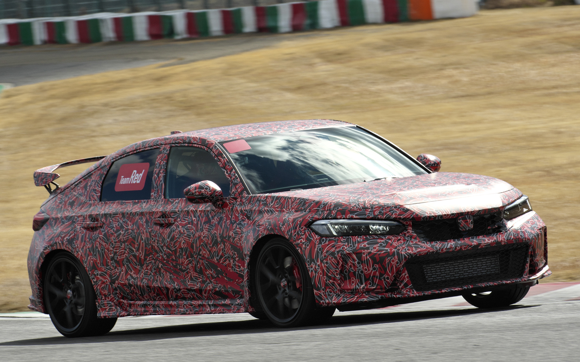 東京オートサロンと同様のカモフラージュパターンで登場