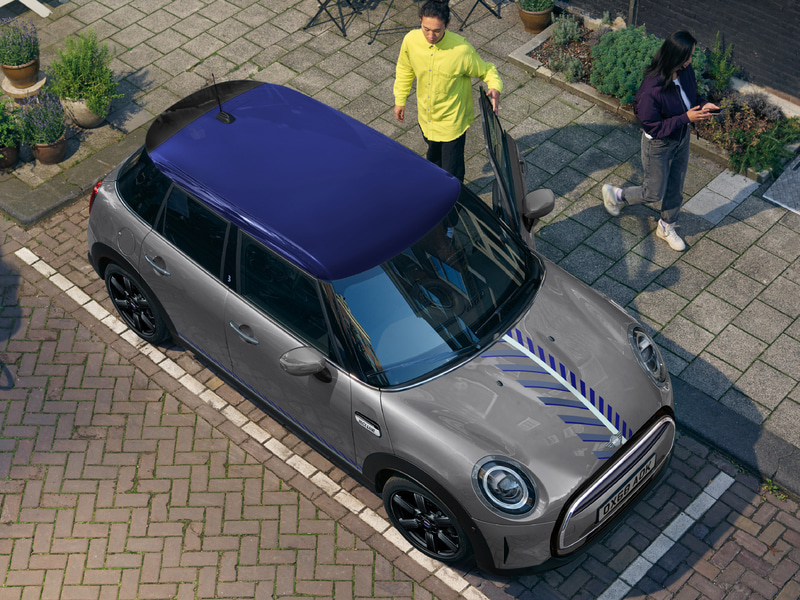 BMW、ブルーのアクセントカラーを採用するMINI限定車「ブリック