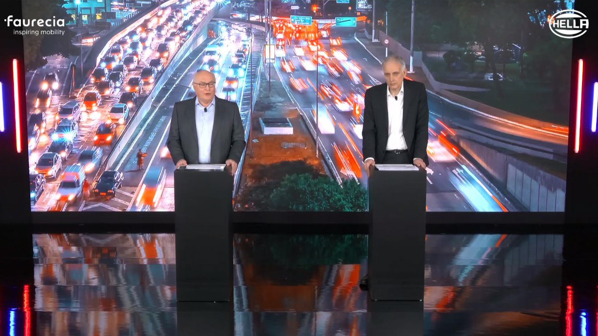 写真はフォルシア CEOのPatrick Koller氏（左）、HELLA CEOのRolf Breidenbach氏（右）。両社CEOが新グループの将来計画についてプレゼンテーションするプレスカンファレンスを開催