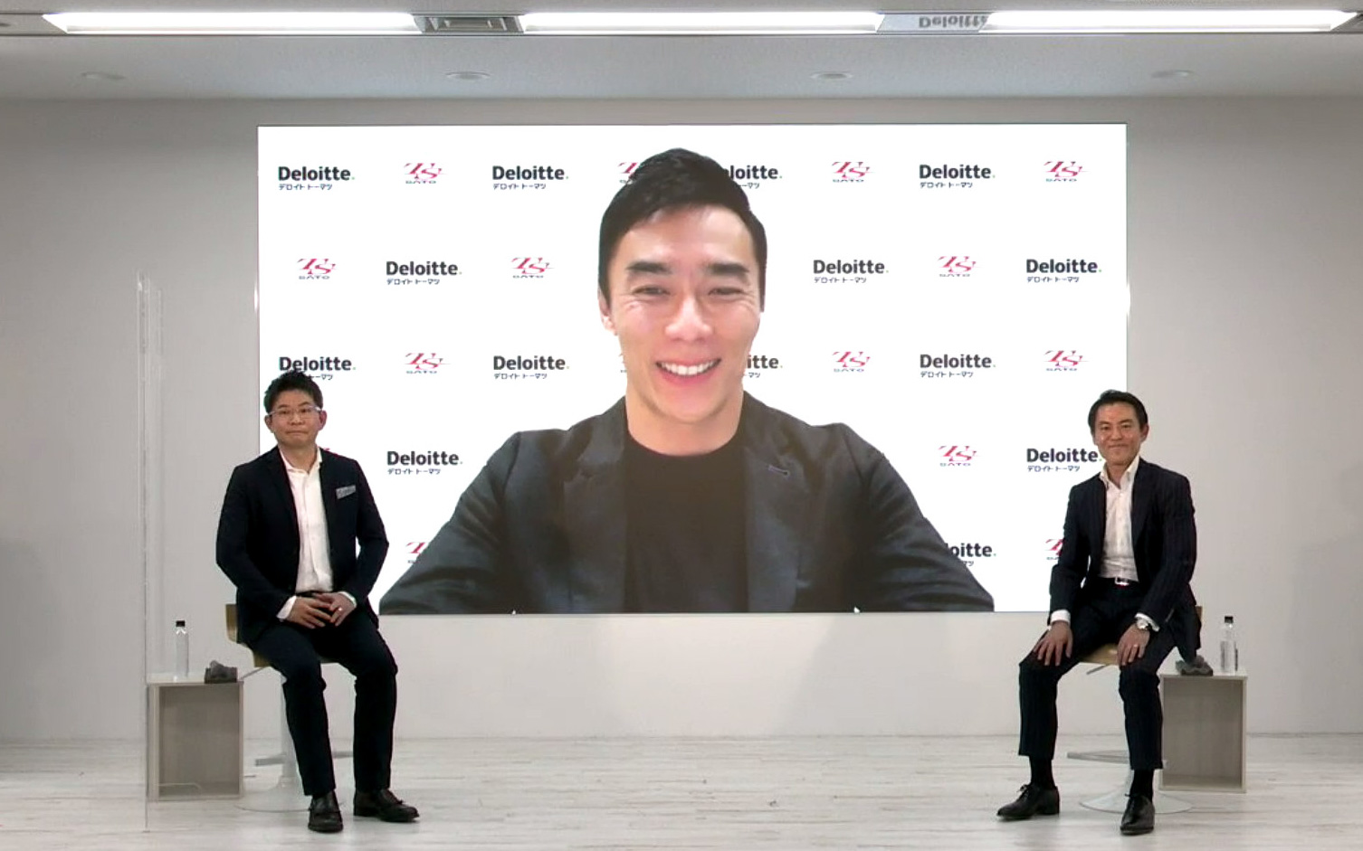 笑顔で説明する佐藤琢磨選手