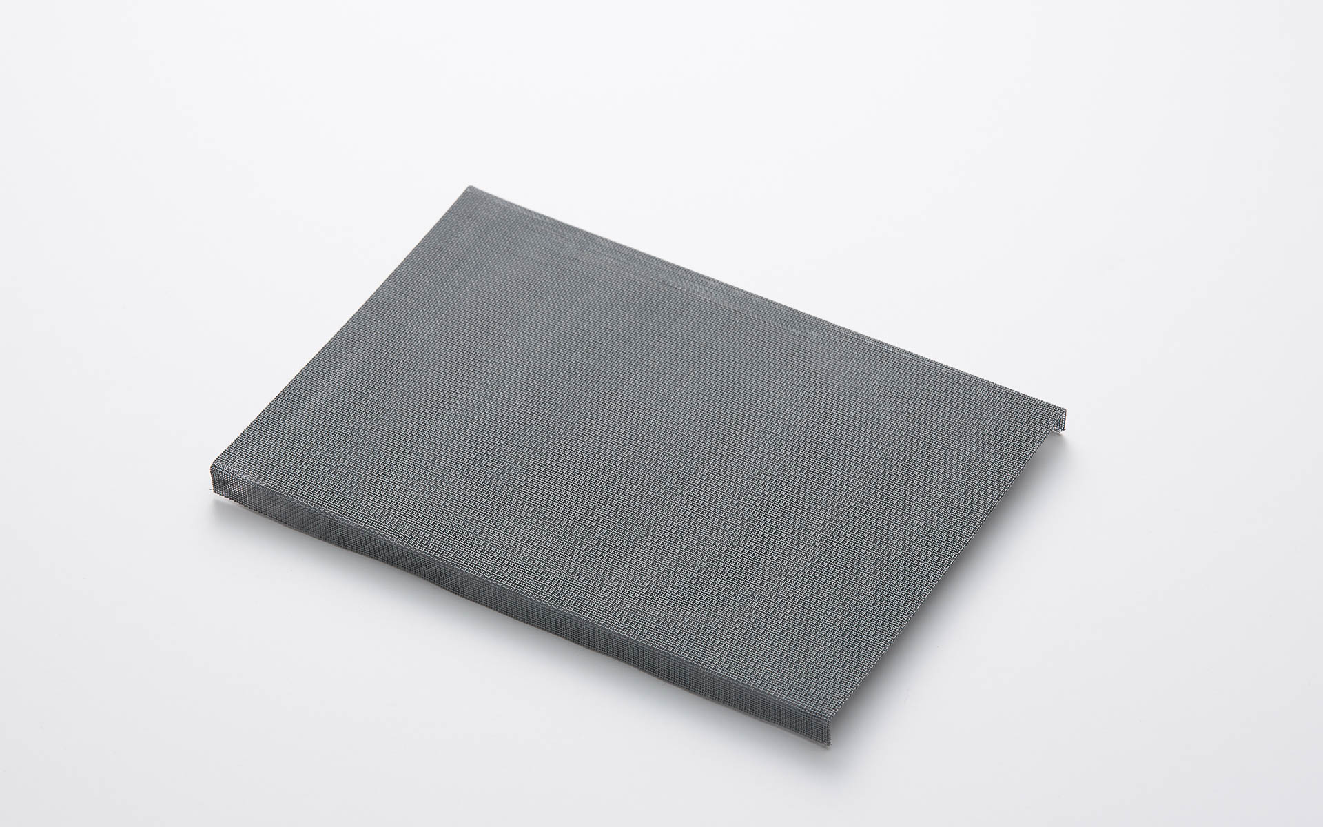 エアクリーンフィルターに重ねて設置することで、車内空間に浮遊しているウイルス飛沫をエアコン内気循環でキャッチし、特殊な表面形状によりダメージを与えて減少させる抗ウイルス用品「くるますく」。フリード HYBRID、フィット e:HEV、N-BOXに装着