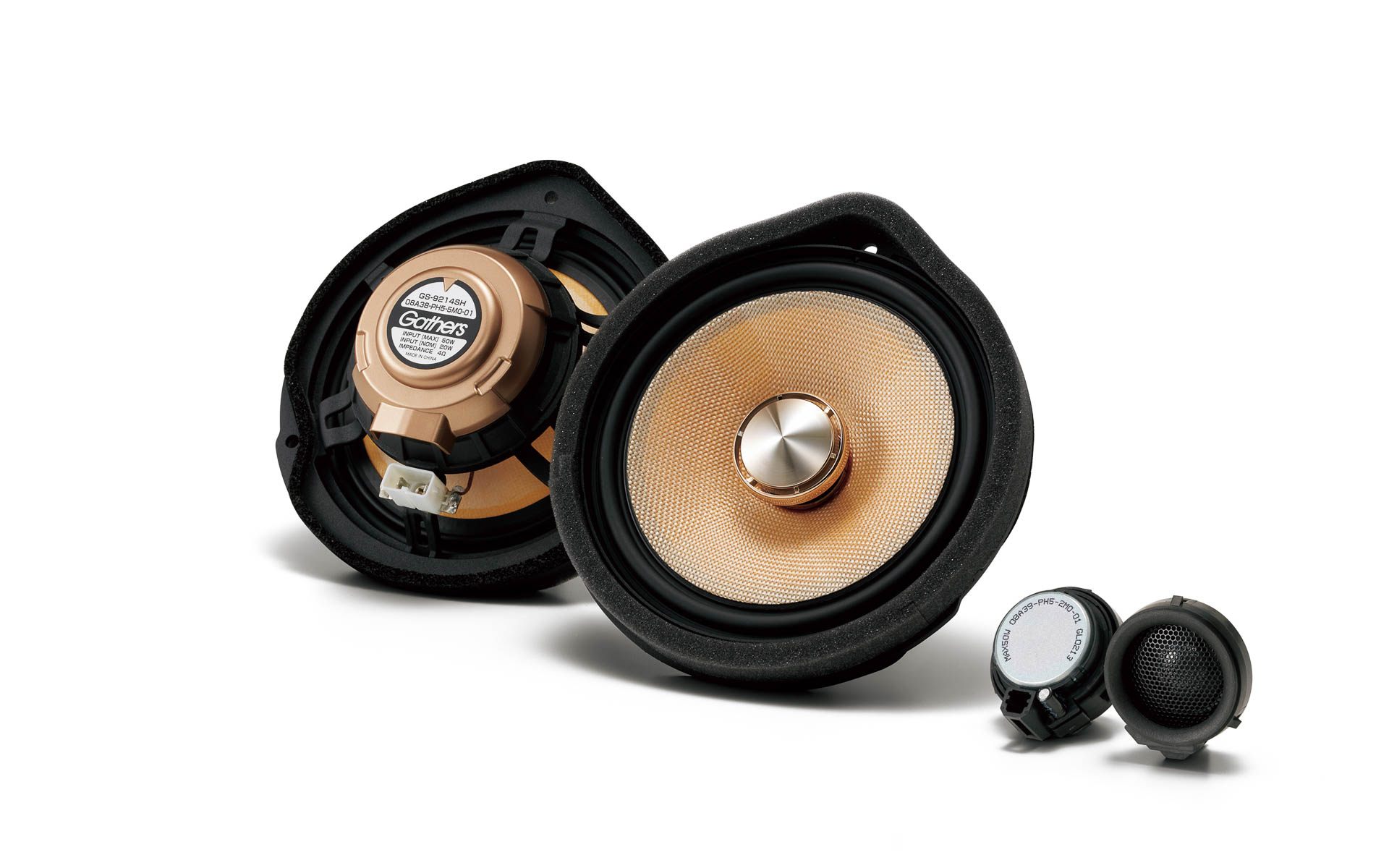 「ハイグレードスピーカーシステム」は、音源を忠実に再現するスピーカー＆ツイーターのセットをホンダ車専用にJVCケンウッドと共同開発。独自の低歪化技術を搭載した細部までこだわり抜いたスピーカーが音の輪郭をクリアに再現し、クルマ全体に広がる奥行き感ある音質を実現する。フリード HYBRID、フィット e:HEV、N-BOXに装着