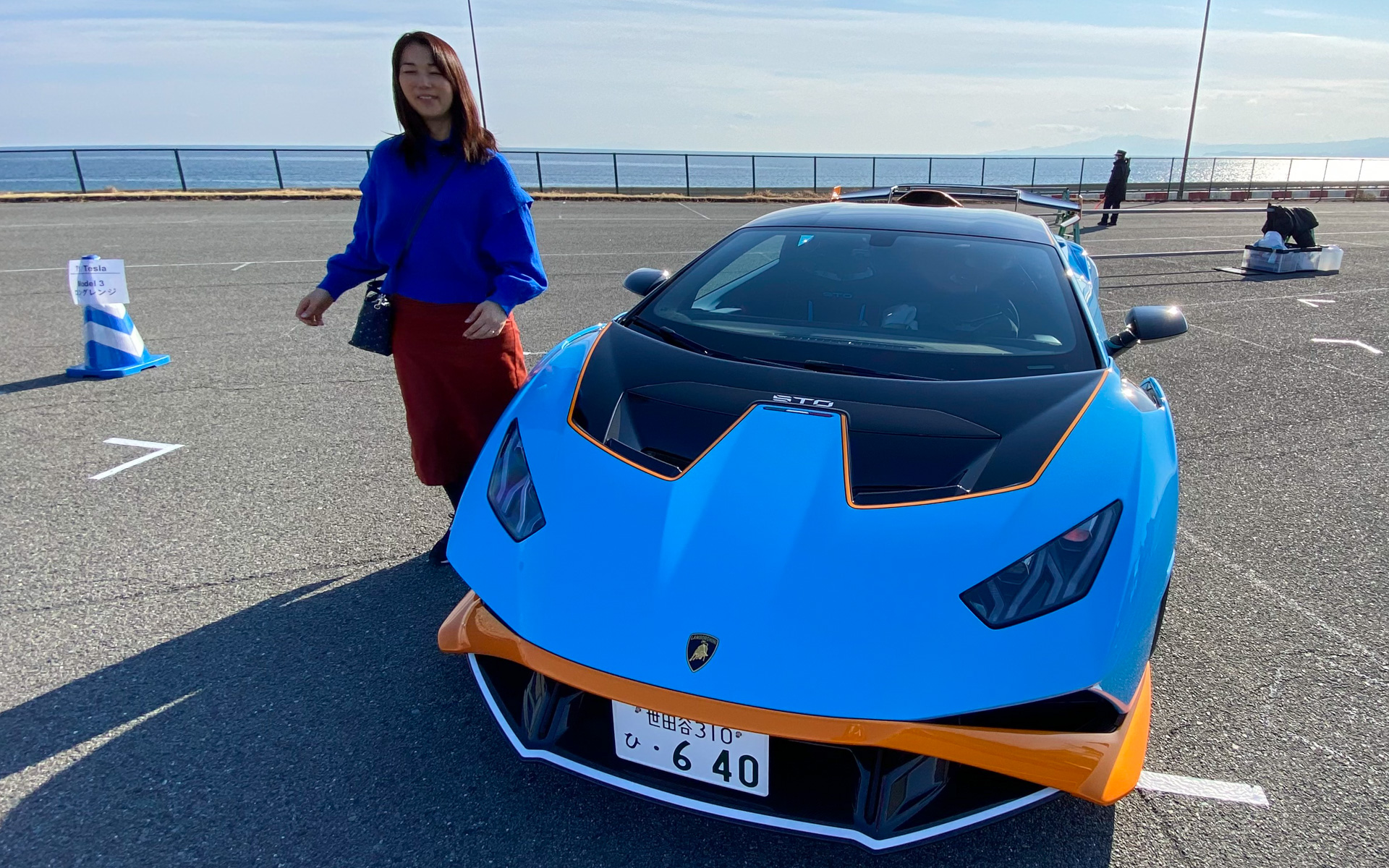 まさに公道を走れるレーシングカー、ランボルギーニ・ウラカンSTOに試乗することができました。「STO」は、Super Trofeo Omologataの頭文字。怖くて開けられませんでしたが（笑）、フロントのボンネットはガラス側から前に開くタイプで、あの往年のスーパーカー「ミウラ」をモチーフにデザインされているんだそう