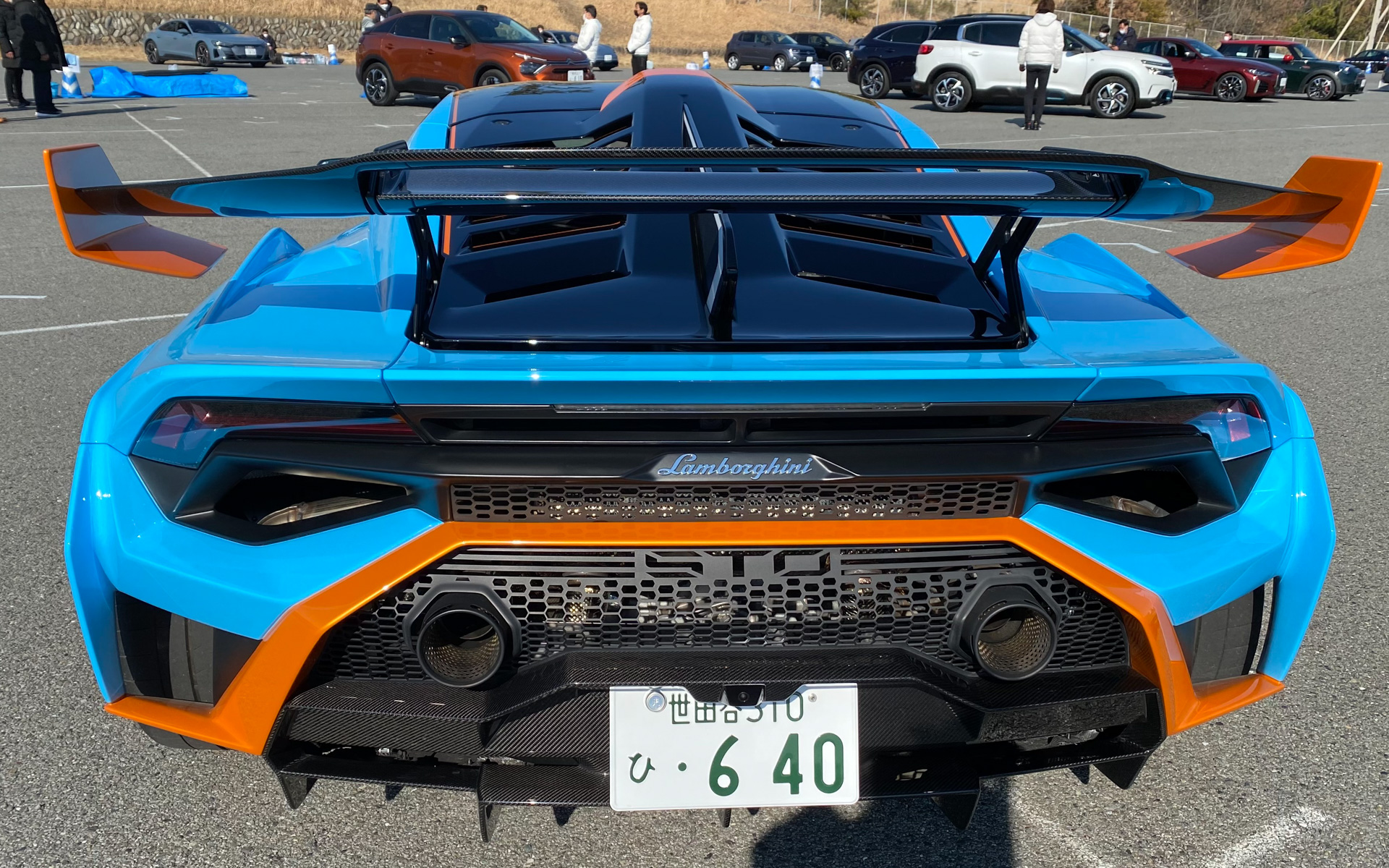 リアから見ると、ほとんどがスケスケ。テールランプかと思いきや、大きく穴が空いて中の排気パイプが手で触れるほど丸見えになっています。大型リアウイングの向こうには、V10エンジンが納められているリアフードがあります