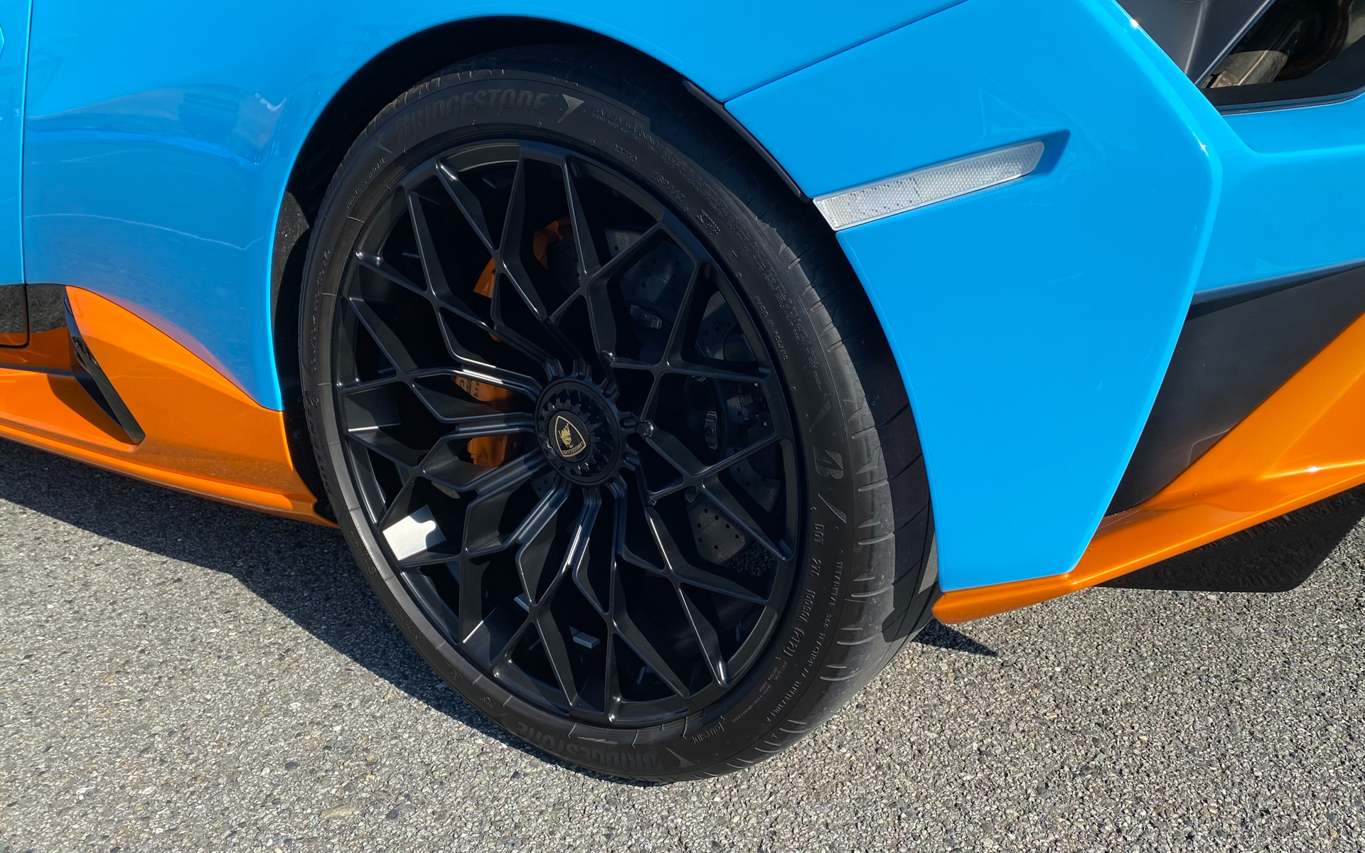 市販されたランボルギーニモデルとして初めて、ピレリ以外のタイヤが装着されたというのもトピック。なんと、専用開発されたというブリヂストン・ポテンザスポーツが足元を飾っておりました。一般道でもそれほど不快な乗り心地ではなかったのは、このタイヤの恩恵もあるのでしょうか