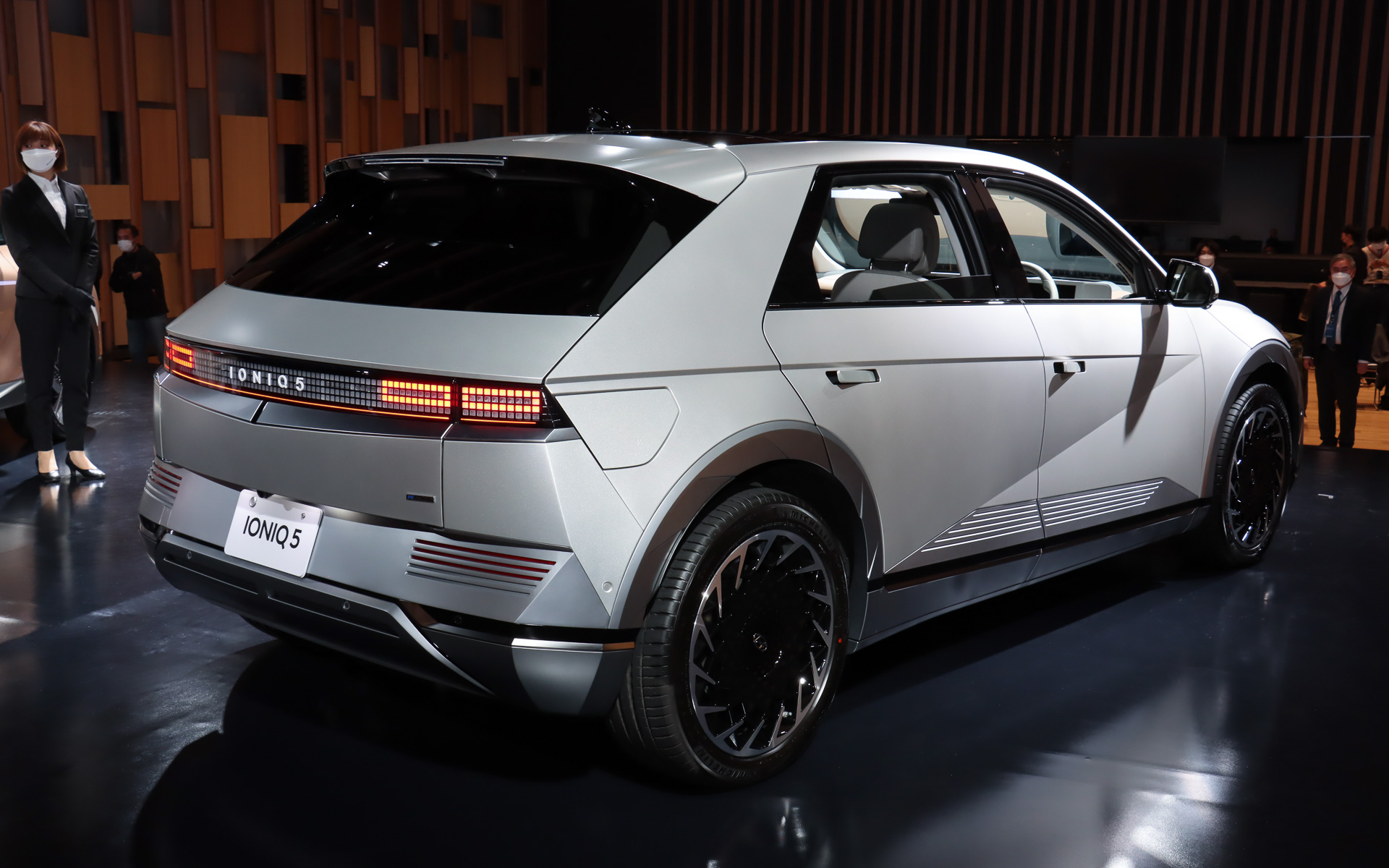 BEV（バッテリEV）「IONIQ 5（アイオニック ファイブ）」。展示車は72.6kWhバッテリを搭載して前後で計2個のモータによって4輪を駆動する「Lounge AWD」