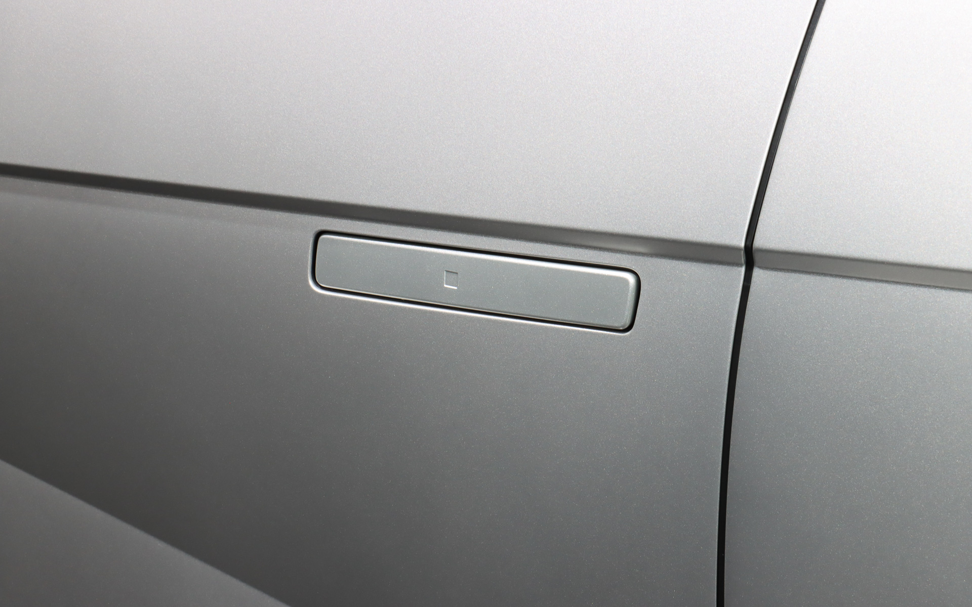 BEVならではのフラットなフロア下やポップアップ式の「オートフラッシュドアハンドル」などの採用で優れた空力性能を実現