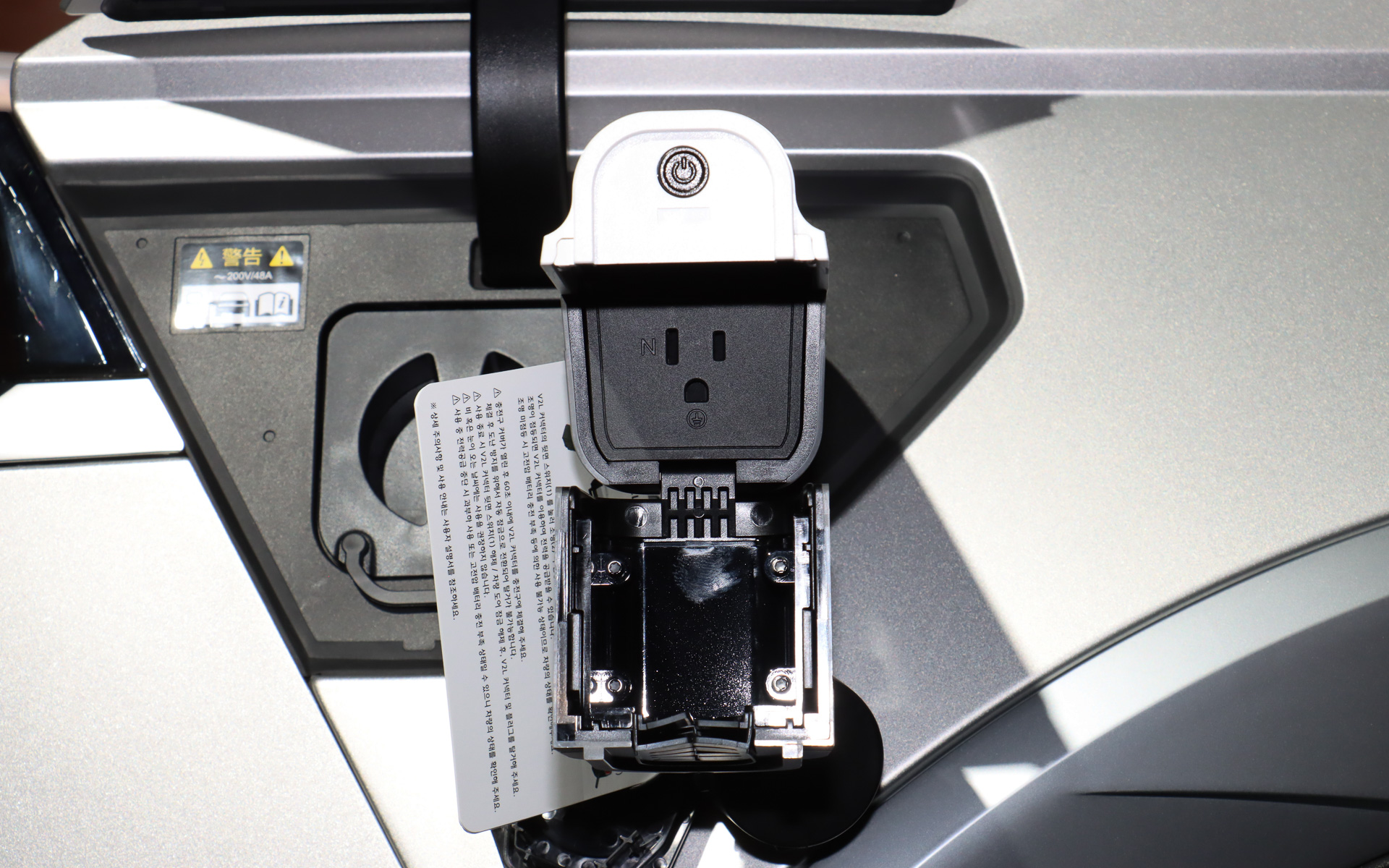 車両の右側後方に充電ポートを設定。充電では急速充電システムの「CHAdeMO」に対応するほか、最大1.6kWの消費電力を提供する「室外V2L」機能を用意する