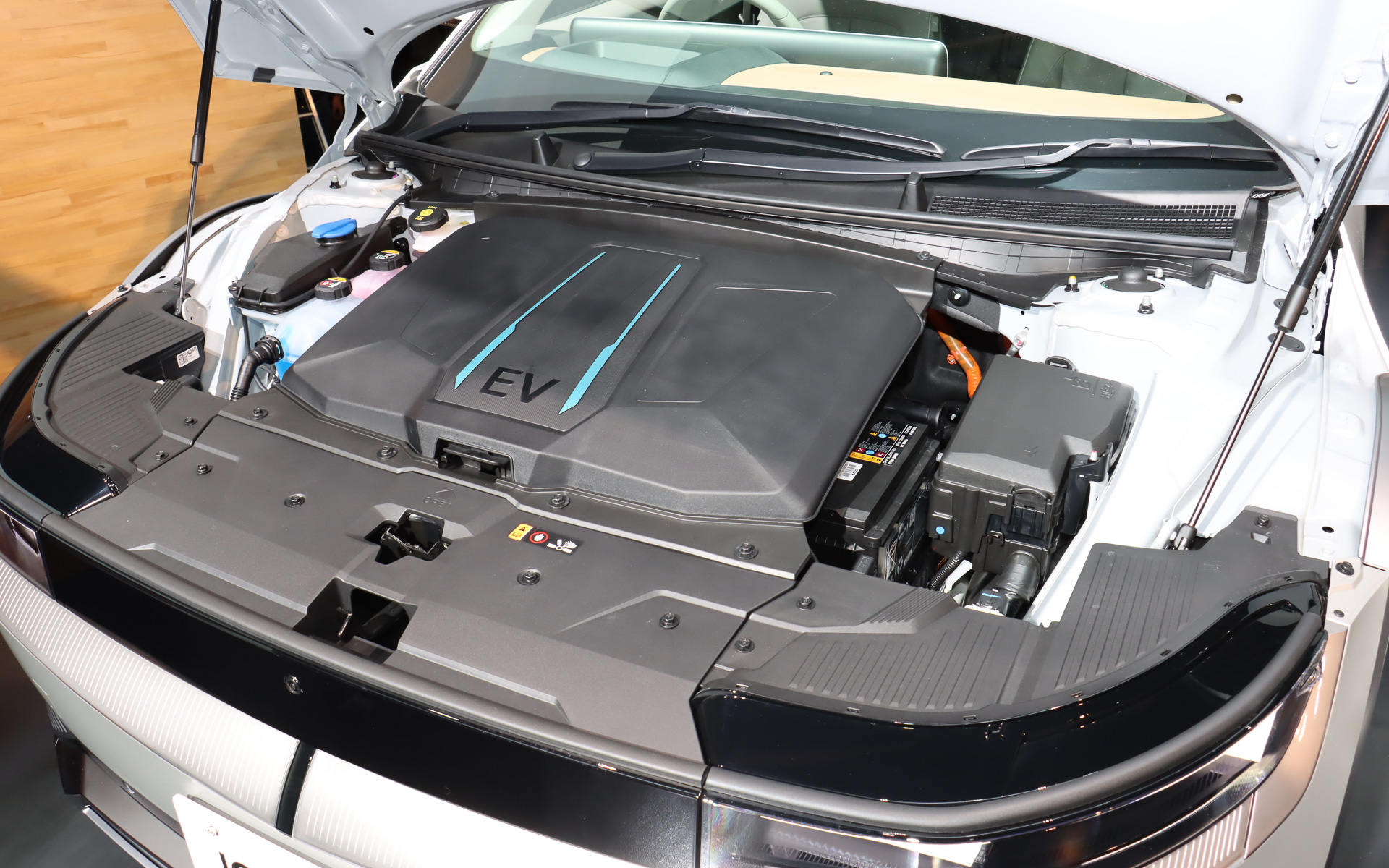 ボンネット下にはサブトランクとなる「フランク」を設置。容量は写真の4WDモデルが24L、後輪駆動の2WDモデルが57Lとなる