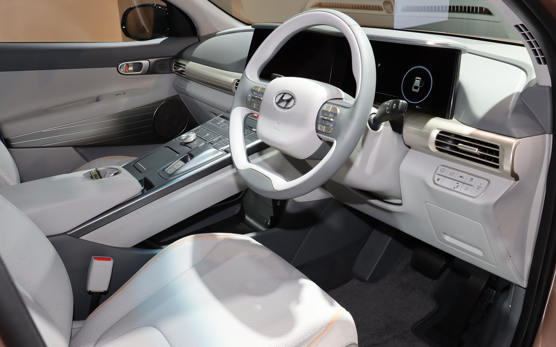 内装色は写真の「ストーングレー・ツートン」に加え、「メテオブルー・ワントーン」も用意。ネッソもウインカーレバーは日本仕様として右側に設置する