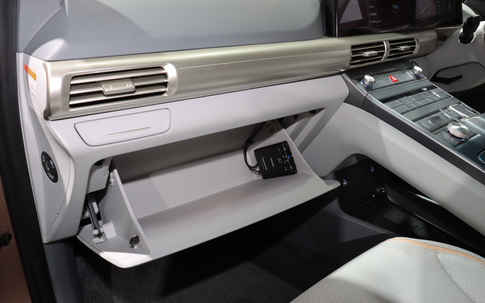 ネッソのグローブボックスは一般的なスタイルとなっている