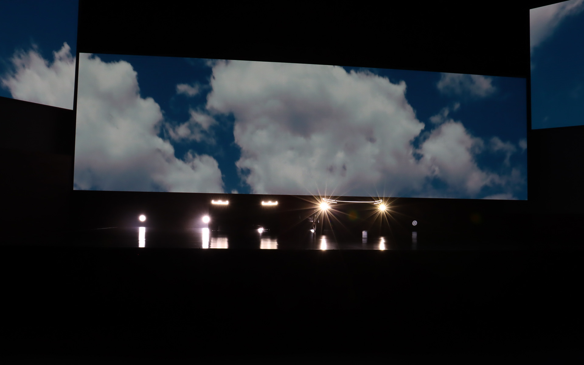 暗転したステージ上のモニター画面が上にスライドし、後方からアイオニック ファイブとネッソがゆっくりと前進してステージ上に姿を現わすスタイルで車両アンベールが行なわれた