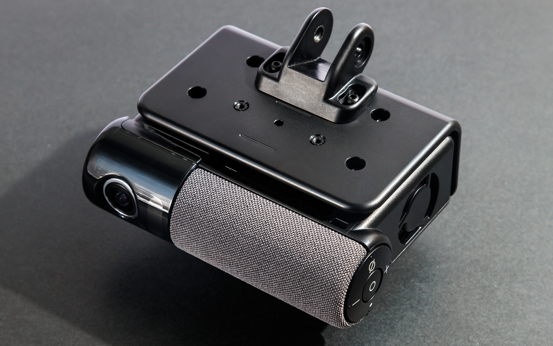 室内側にはカメラとマイク＆スピーカーなど。右サイドには操作ボタンが用意されるものの基本的にはボイスコントロールですべて行なえる