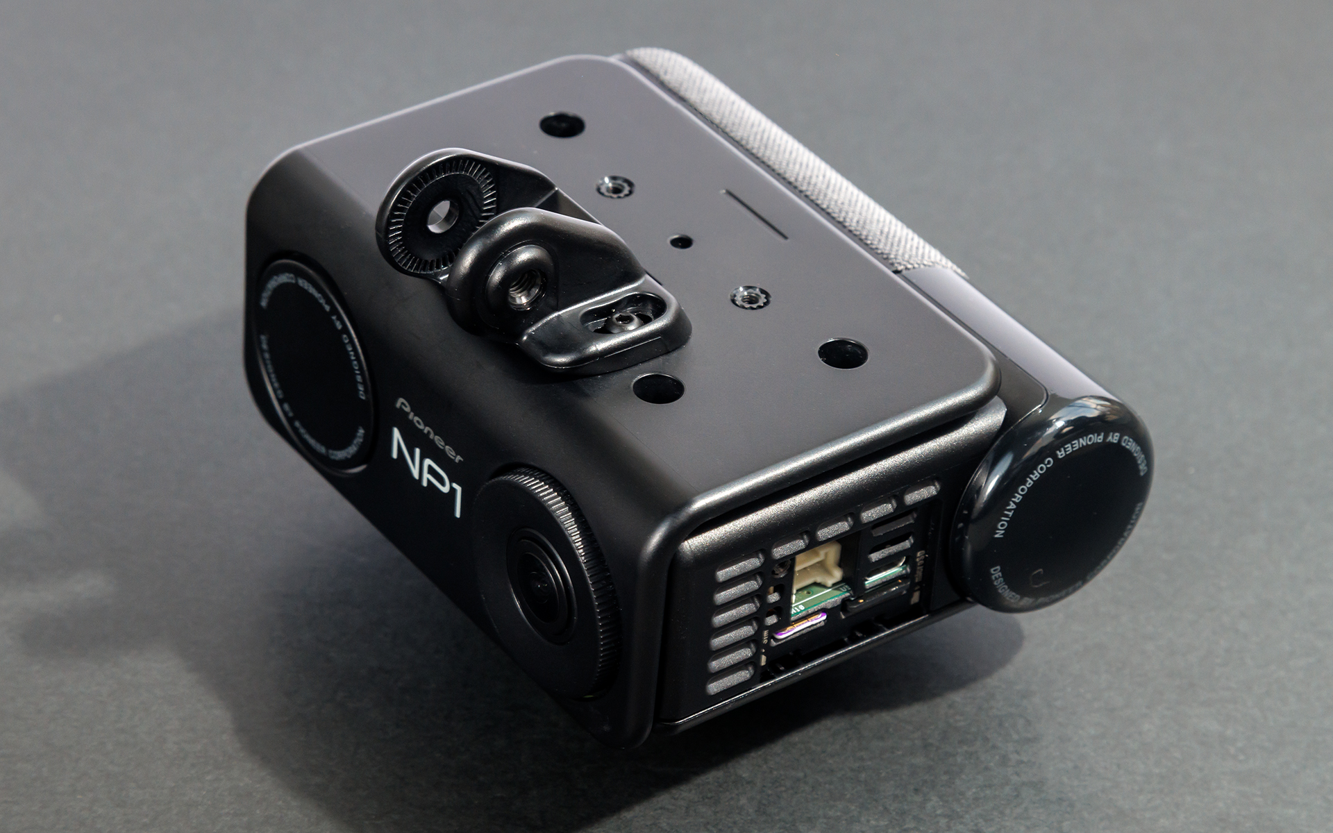 前方側。サイドには電源コネクタとSDカードスロットを用意。ここにはカバーが付くが外して撮影している