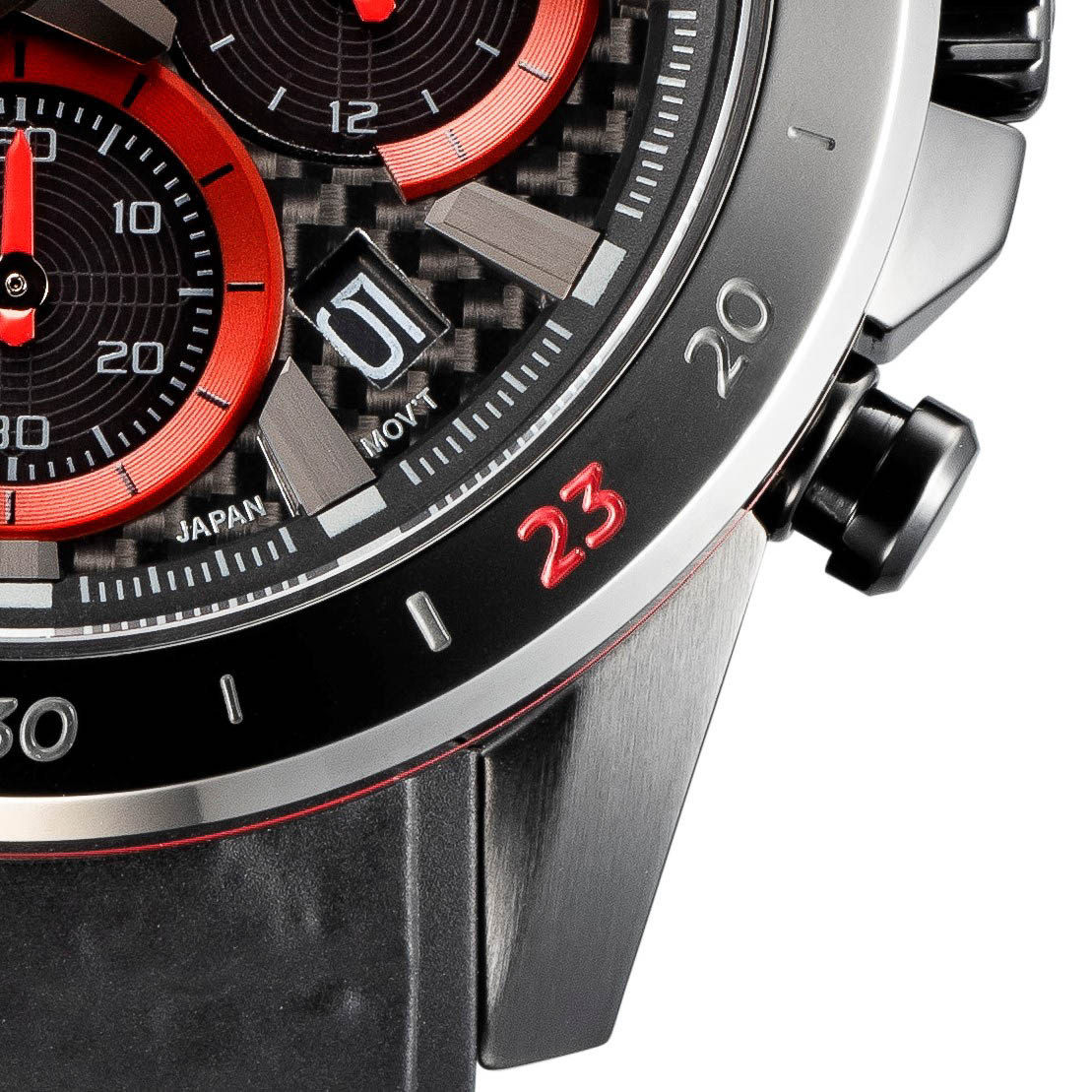 「23」をベゼルと裏蓋に刻印