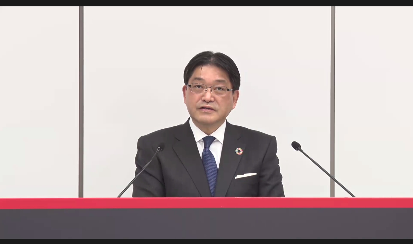 質疑応答で回答する竹内氏