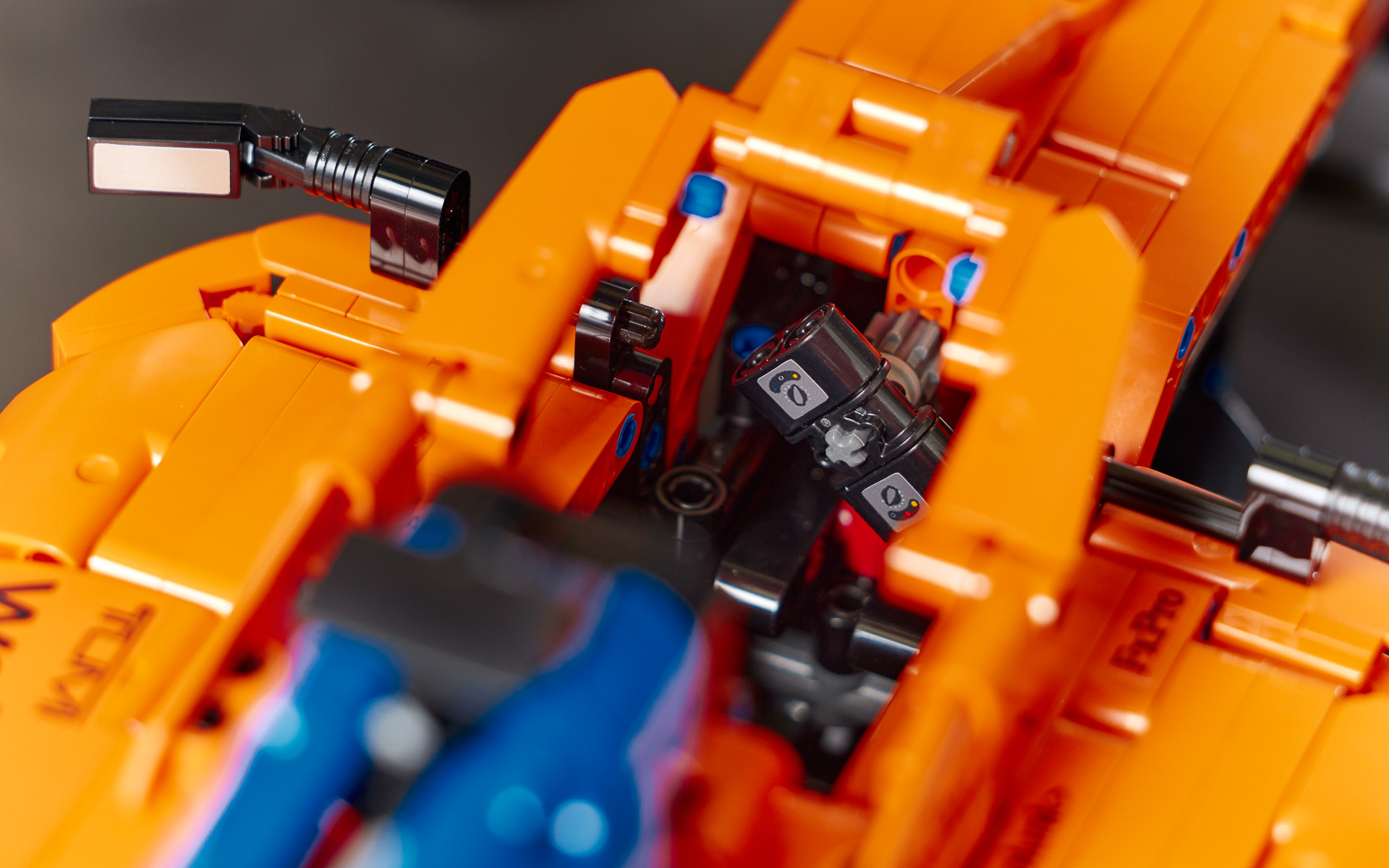 ステアリングはタイヤと連動する