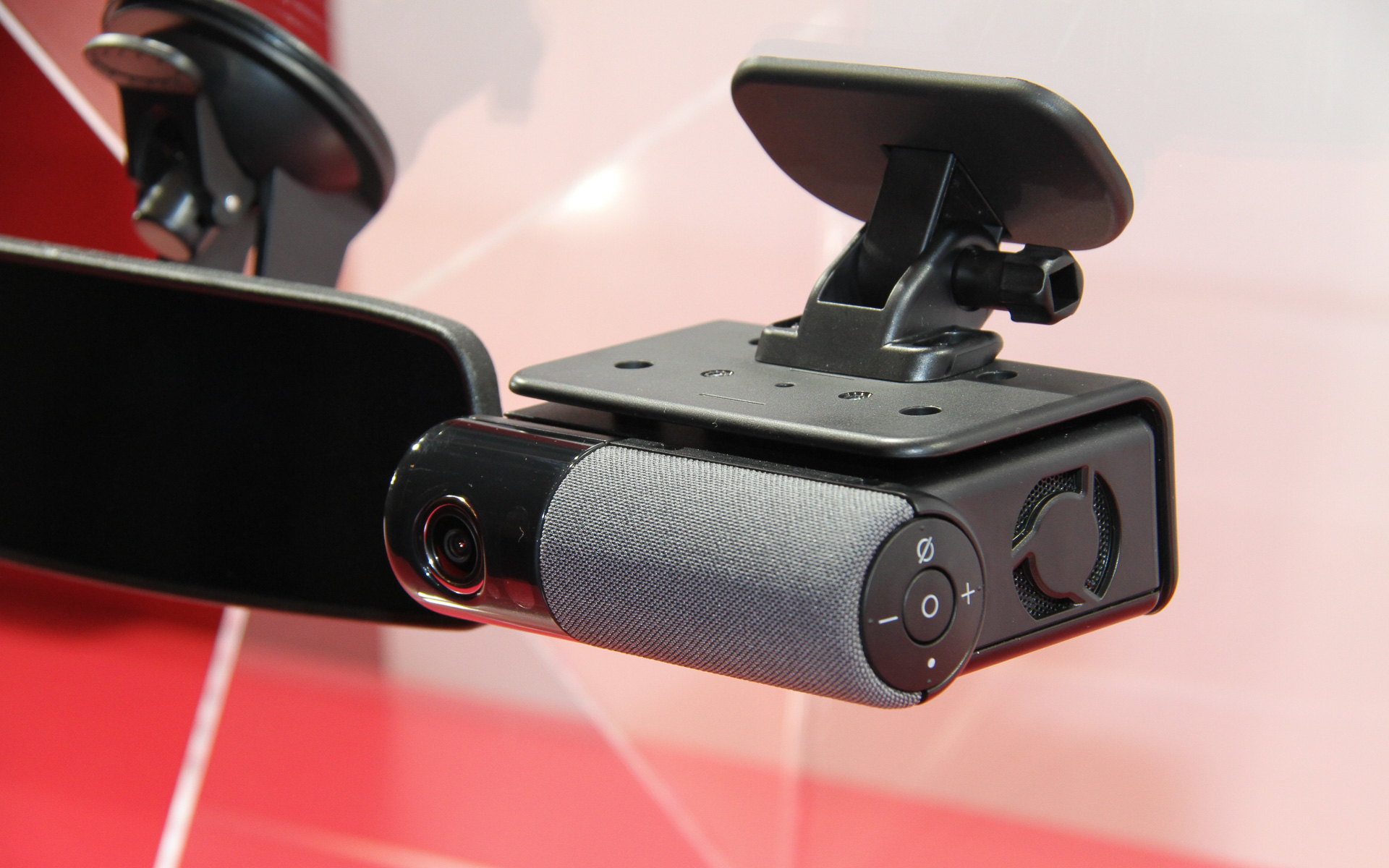 NP1の本体サイズは118×36×93mm（幅×高さ×奥行き）。記録画角は前方カメラが水平130°/垂直68°/対角159°、車内/後方カメラが水平124°/垂直65°/対角151°。レンズF値はいずれもF2.0