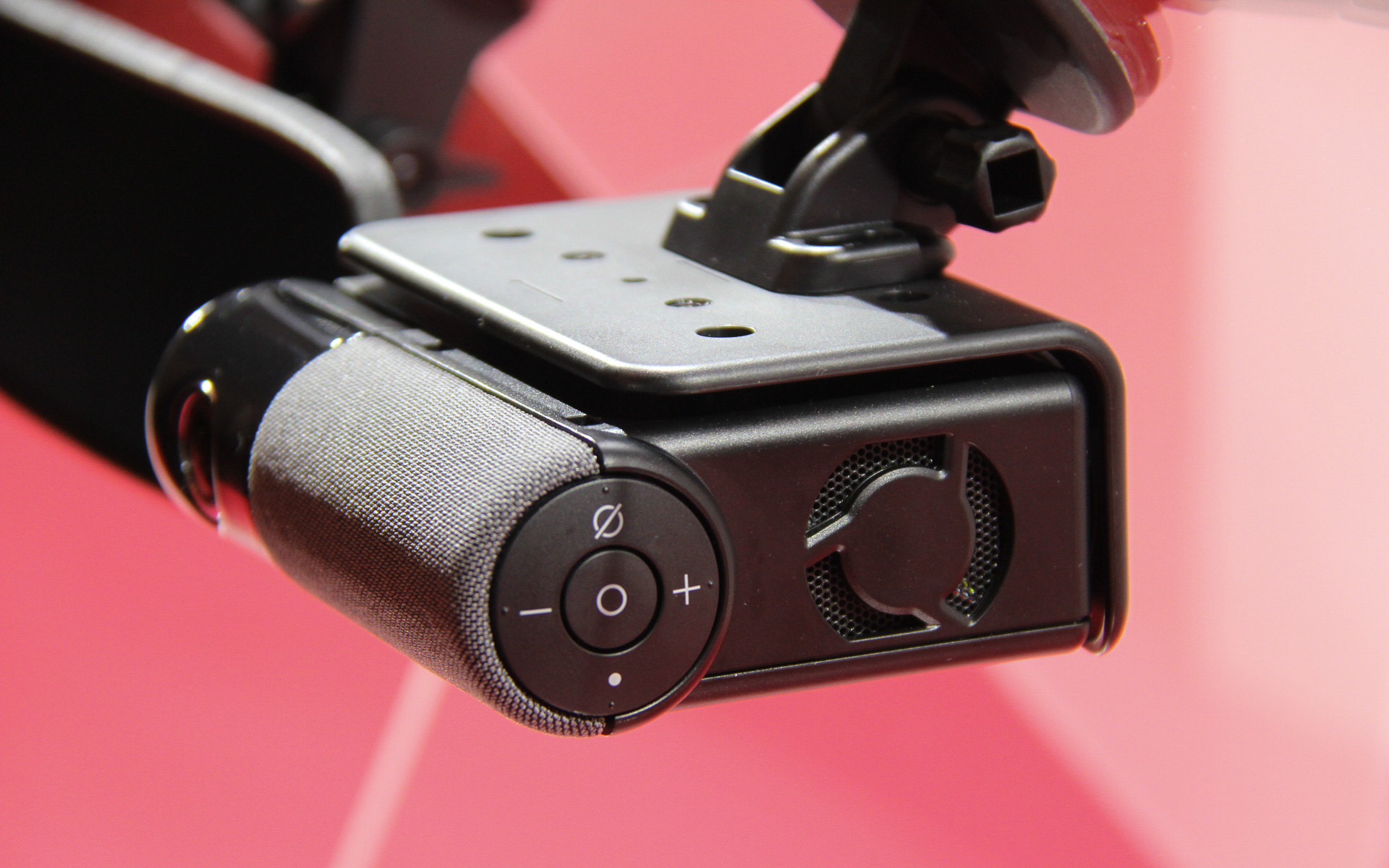 NP1の本体サイズは118×36×93mm（幅×高さ×奥行き）。記録画角は前方カメラが水平130°/垂直68°/対角159°、車内/後方カメラが水平124°/垂直65°/対角151°。レンズF値はいずれもF2.0