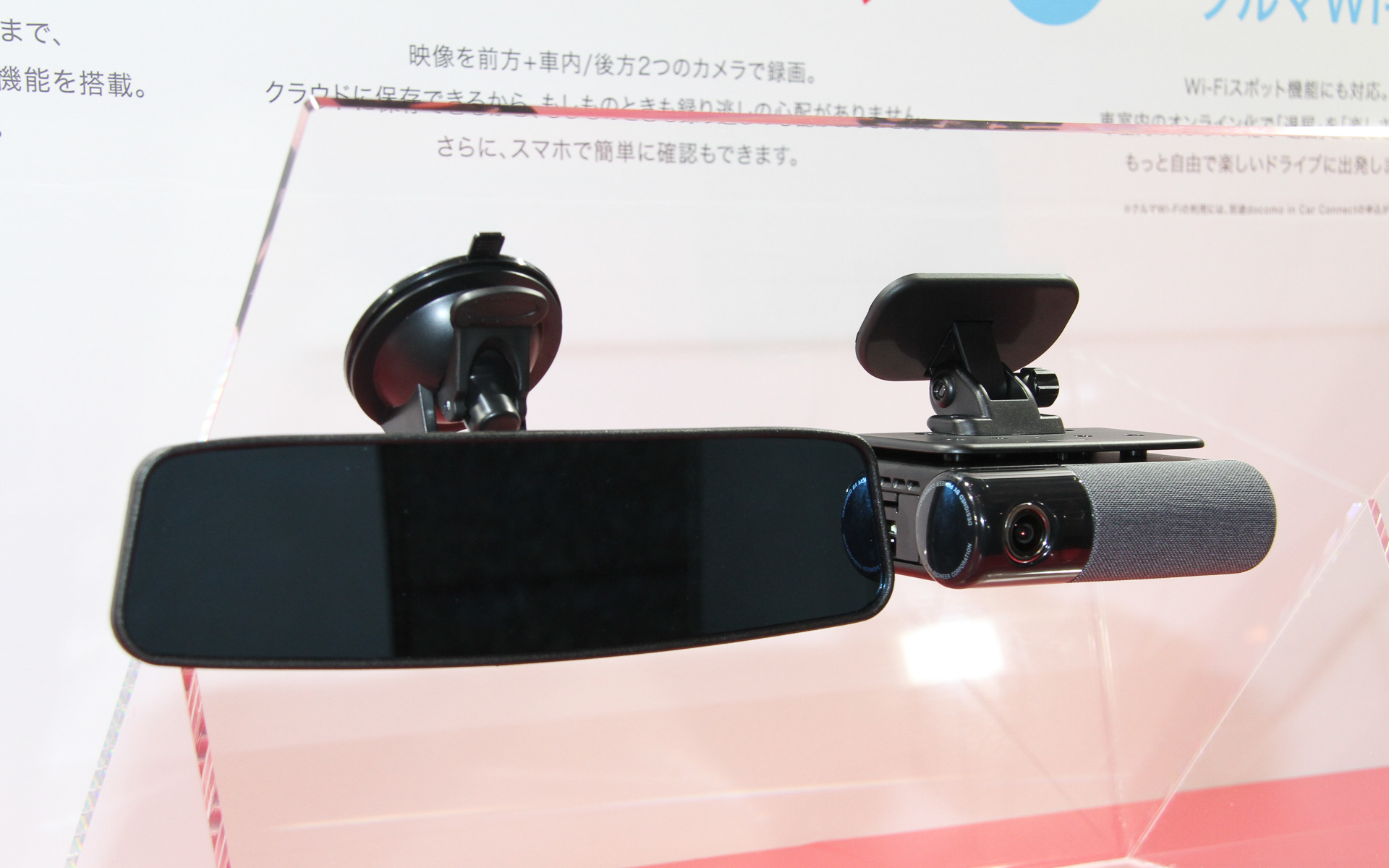 NP1の本体サイズは118×36×93mm（幅×高さ×奥行き）。記録画角は前方カメラが水平130°/垂直68°/対角159°、車内/後方カメラが水平124°/垂直65°/対角151°。レンズF値はいずれもF2.0