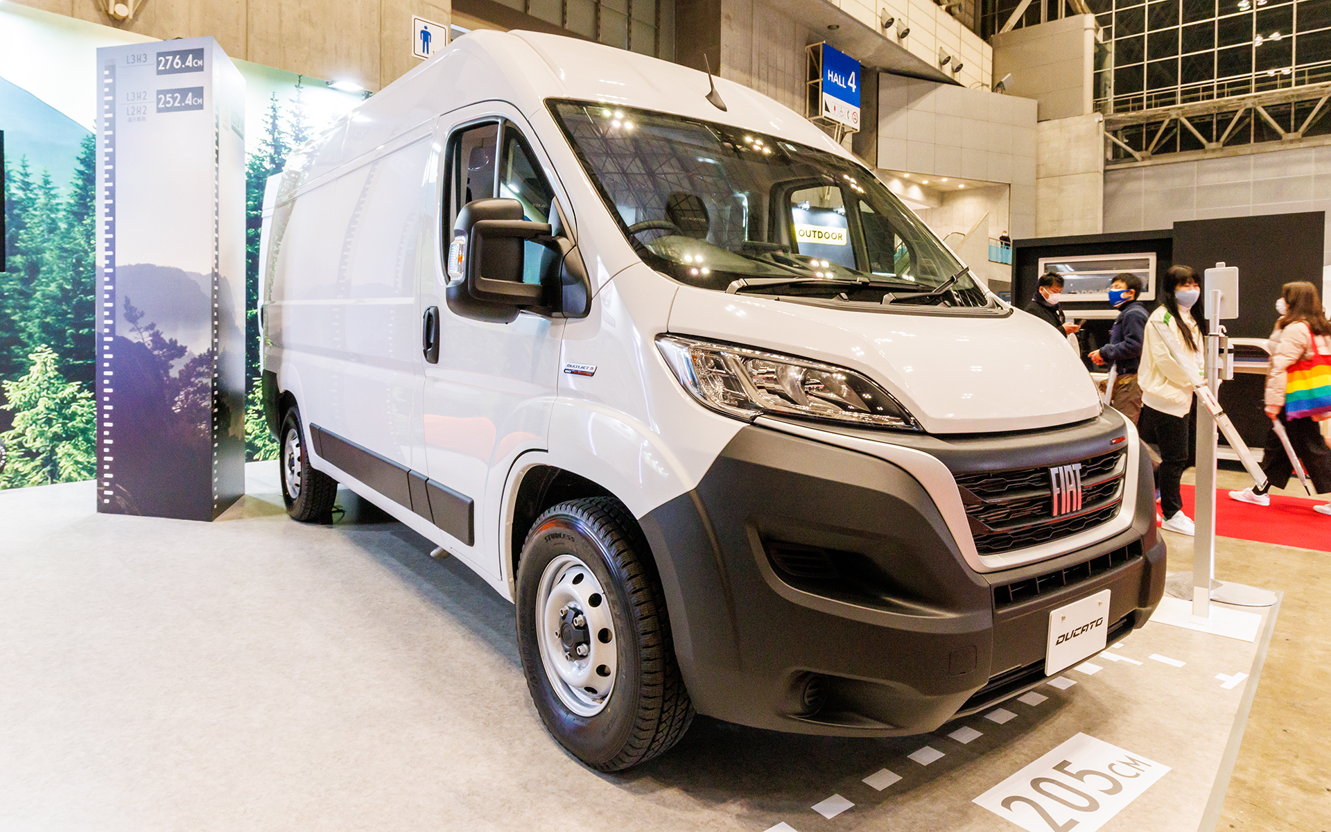 ベースモデルとなる「L2H2」。ボディサイズは5413×2050×2524mm（全長×全幅×全高）、ホイールベースは3450mm